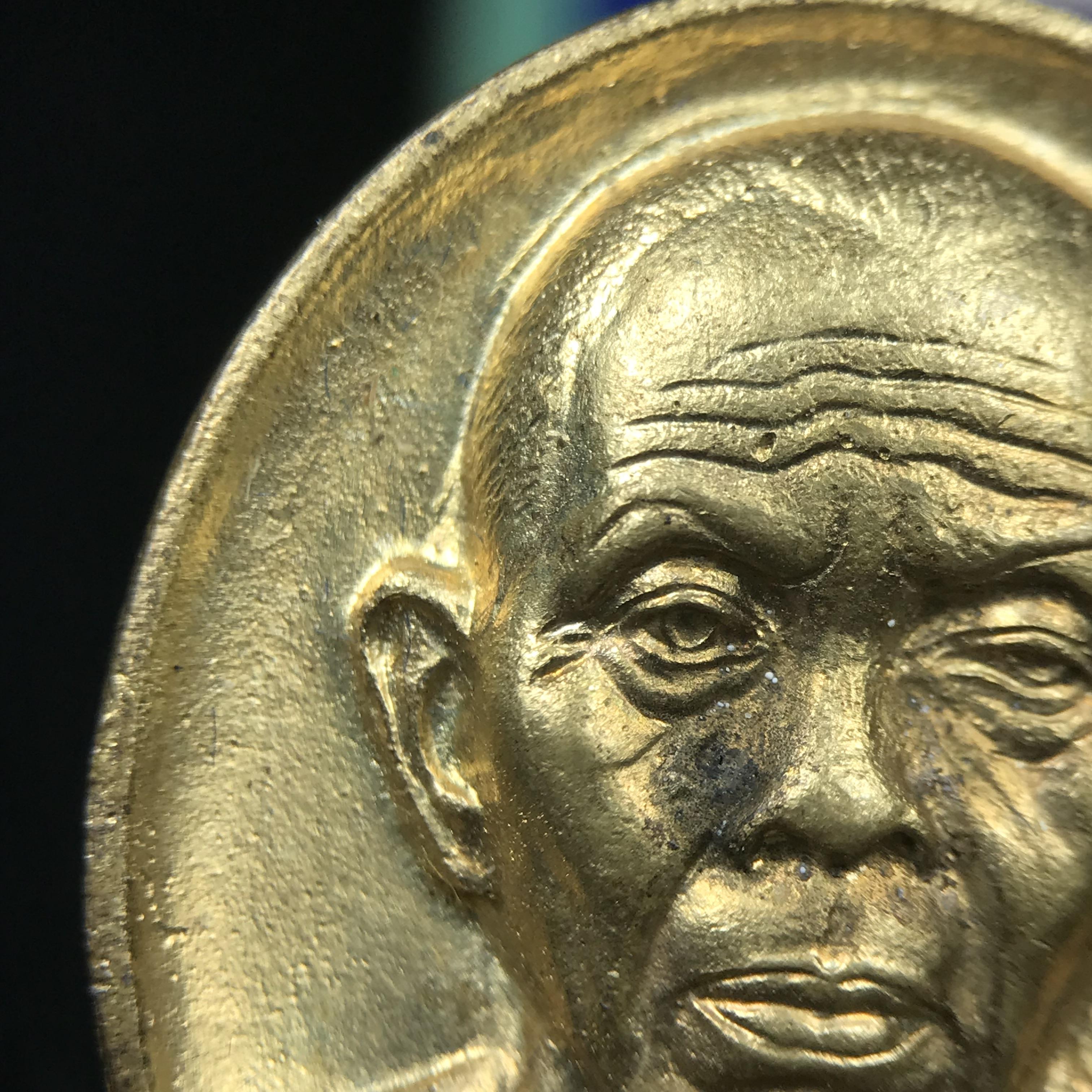 เหรียญรูปเหมือนพระญาณวิทยาคมเถร (หลวงพ่อคูณ ปริสุทโธ)ชุดกาญจนาภิเษกครองราชย์ครบ 50 ปี วัดบวรนิเวศวิหาร ปี พ.ศ. 2538 เนื้อบรอนซ์ทอง(จัดสร้างได้เหมือนหลวงพ่อคูณมาก มีรายละเอียดและความคมชัดสูง ลูกศิษย์ท่านไม่ควรพลาด วิจิตรศิลป์และพุทธศิลป์งดงาม)พิธีใหญ่