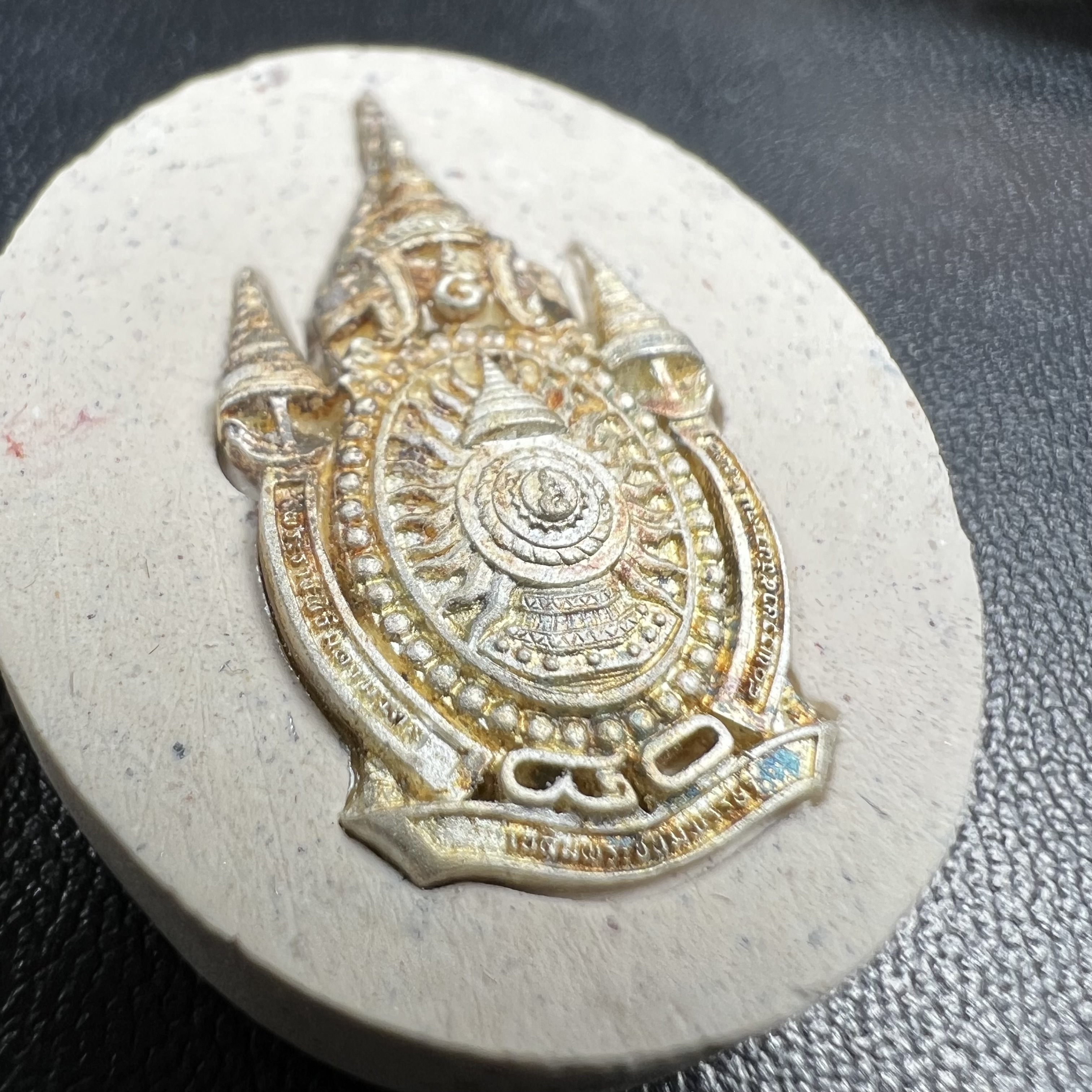 เหรียญรูปหล่อพระบาทสมเด็จพระเจ้าอยู่หัวในหลวงทรงงาน“รุ่นเย็นศิระเพราะพระบริบาล 80พรรษา มหากษัตริย์คู่แผ่นดินสยาม” พ.ศ.2550 เนื้อผง พุทธคุณ (ผงจิตรลดาพระราชทาน)ด้านหลังสัญลักษณ์ 80พรรษา เนื้อทองคำ+เงิน+ทองแดง(ขนาด27*35 มม.)พร้อมกล่องบรรจุเดิมครบ(1ชุด3องค์)