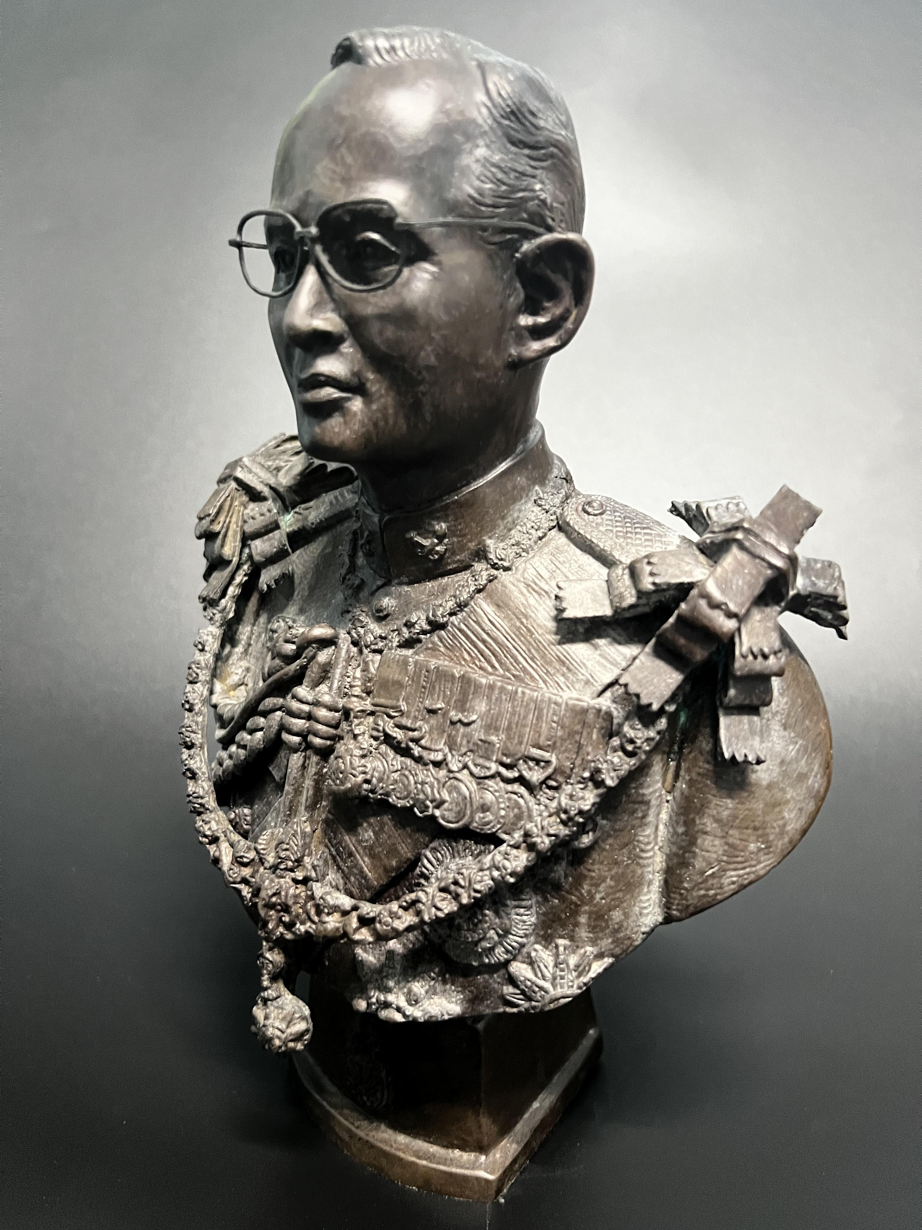 พระบรมรูปในหลวงรัชกาลที่9 รุ่นเฉลิมพระเกียรติ ปี2545 สูง 9 นิ้ว ฉลองพระองค์เต็มยศสายสะพายมหาจักรี สายสร้อยจุลจอมเกล้า ส่วนฐานประดับอักษรพระปรมาภิไธย ภ.ป.ร.(พิธีปลุกเสกวัดพระแก้ว)