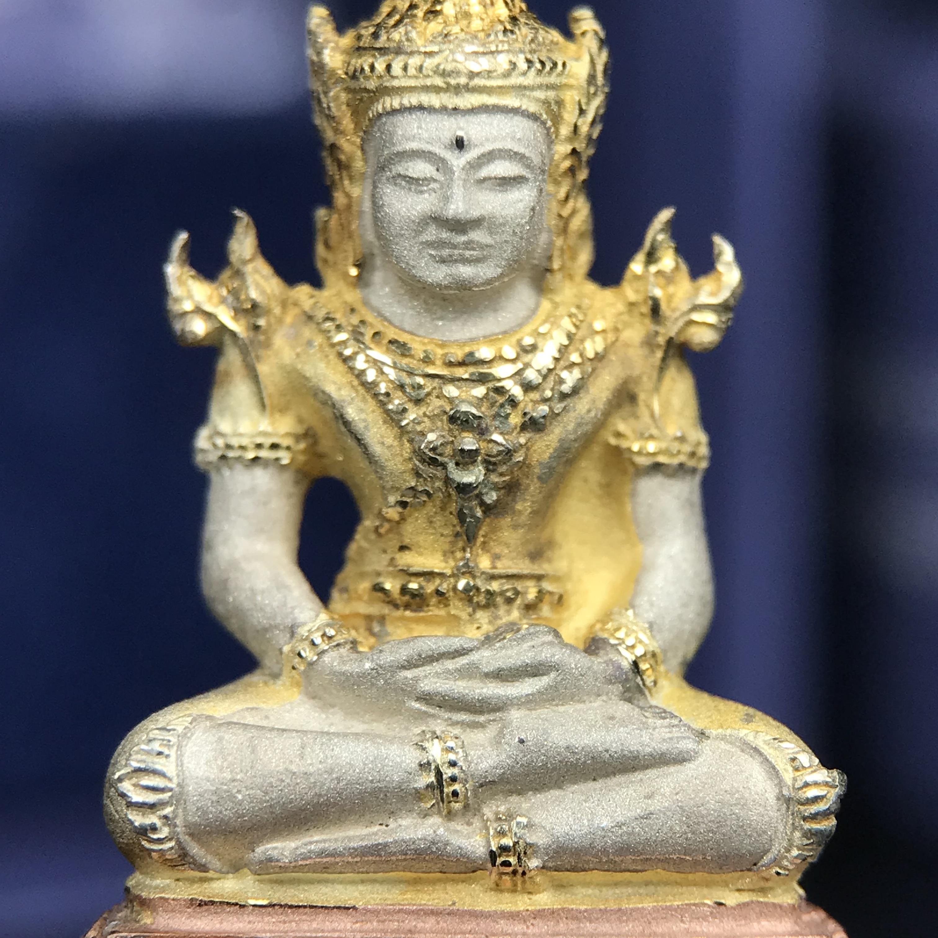 พระแก้วมรกต ภปร. ปี 2547 จัดสร้างโดยโรงพยาบาลภูมิพลอดุลยเดช เนื้อเงิน(3 กษัตริย์) ลอยองค์ หน้าตัก 1/2 นิ้ว สูง 3.7 ซม.พิธีมหามังคาภิเษก ณ พระอุโบสถวัดพระศรีรัตนศาสดาราม(วัดพระแก้ว) งดงามทรงคุณค่าอีกหนึ่งรุ่นยอดนิยม หายาก(องค์หมายเลข ๒๑๒๒)