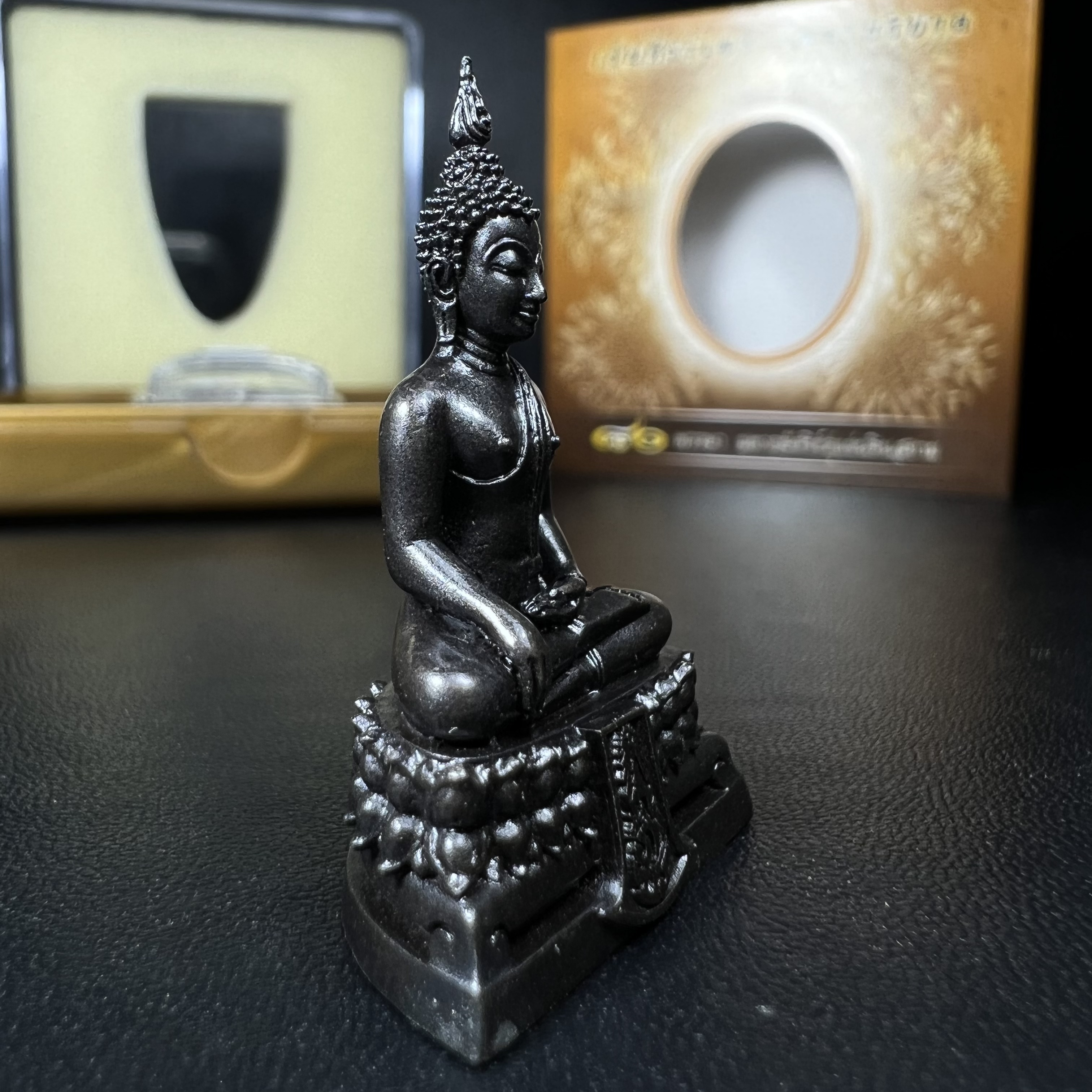 พระพุทธรูปคุ้มเกล้า ภปร. มหามงคล 80พรรษา “รุ่นเย็นศิระเพราะพระบริบาล 80พรรษา มหากษัตริย์คู่แผ่นดินสยาม” เนื้อนวโลหะรมดำ พิมพ์ใหญ่ ขนาด 18*35 มม.(โลหะชนวนพระ ภ.ป.ร.2508 และผงตะไบพระกริ่งปวเรศ 2530 มาร่วมในการจัดสร้างด้วย)