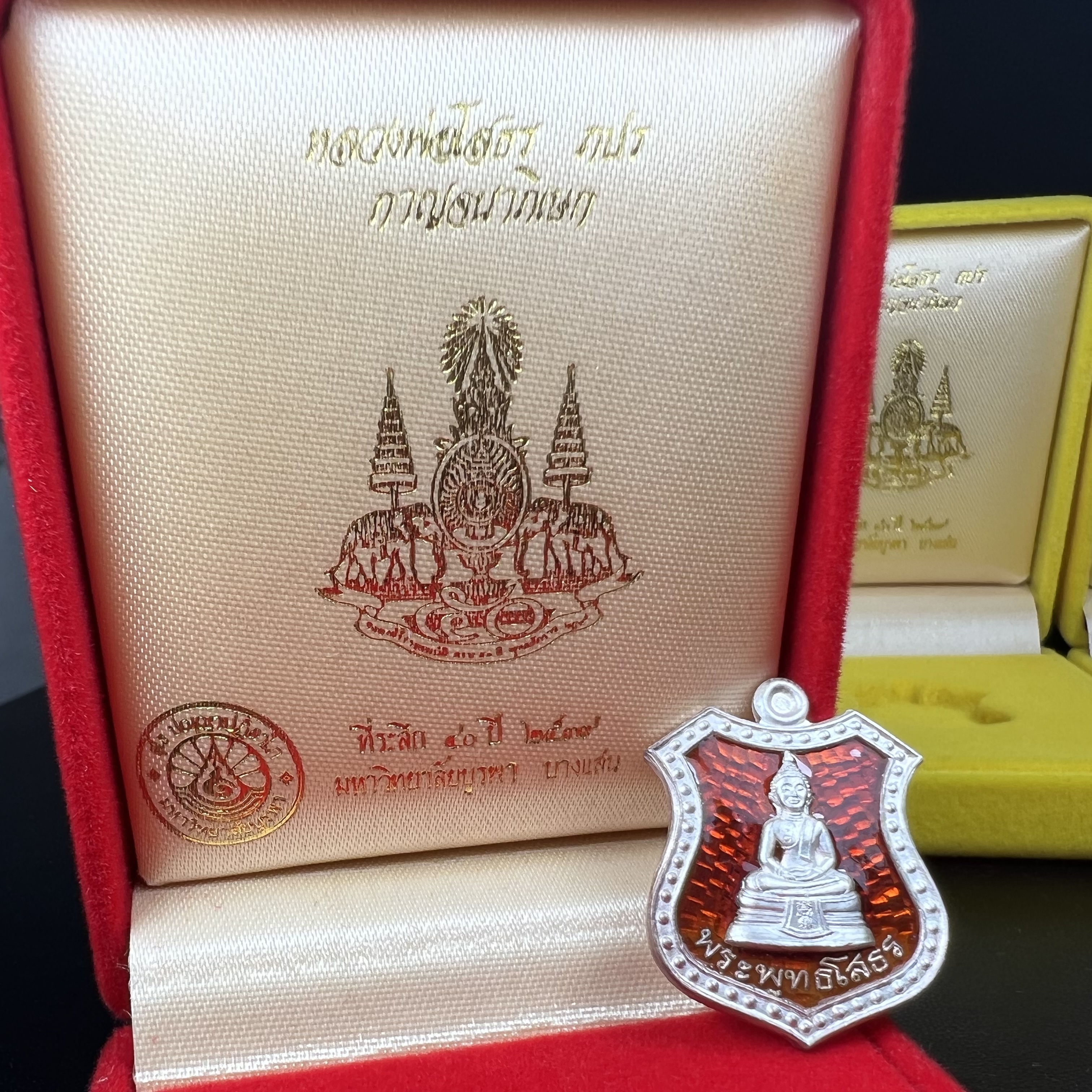 เหรียญหลวงพ่อโสธร ภปร. รุ่นกาญจนาภิเษก จัดสร้างในมงคลวโรกาสที่พระบาทสมเด็จพระเจ้าอยู่หัวรัชกาลที่9 เสด็จเถลิงถวัลย์สิริราชสมบัติ ครบ 50 ปี ในพุทธศักราช 2539 เนื้อเงินลงยา(สีแดง สีเหลือง สีน้ำเงิน สีเขียว)ครบชุดรวม 4 เหรียญ(พิธีใหญ่เข้มขลัง)1 ใน 9950 ชุด