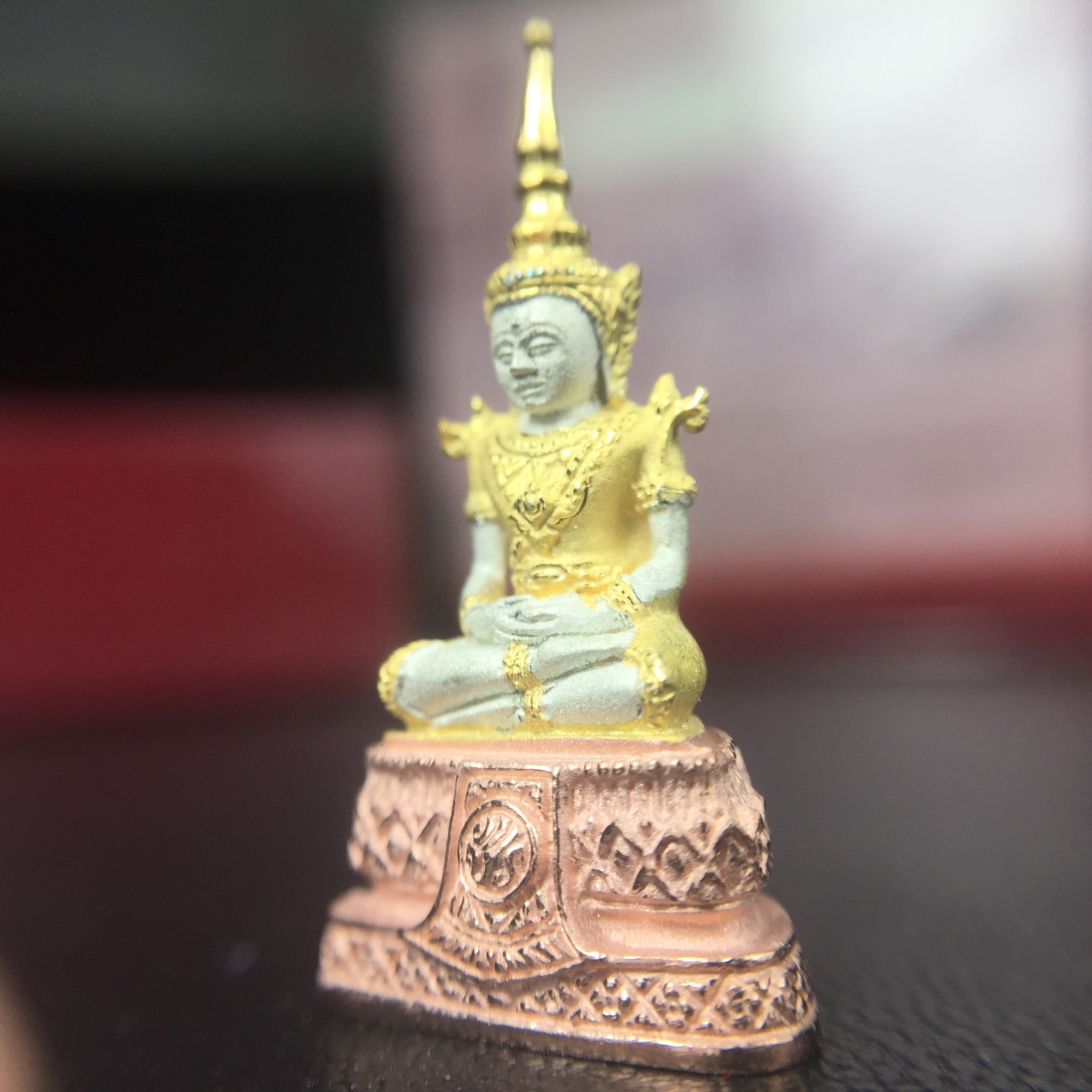 พระแก้วมรกต ภปร.(รุ่นแรก) ปี2545 รุ่นฉลองกรุงรัตนโกสินทร์ครบ 220 ปี เนื้อเงินสามกษัตริย์ พิมพ์เล็ก หล่อลอยองค์