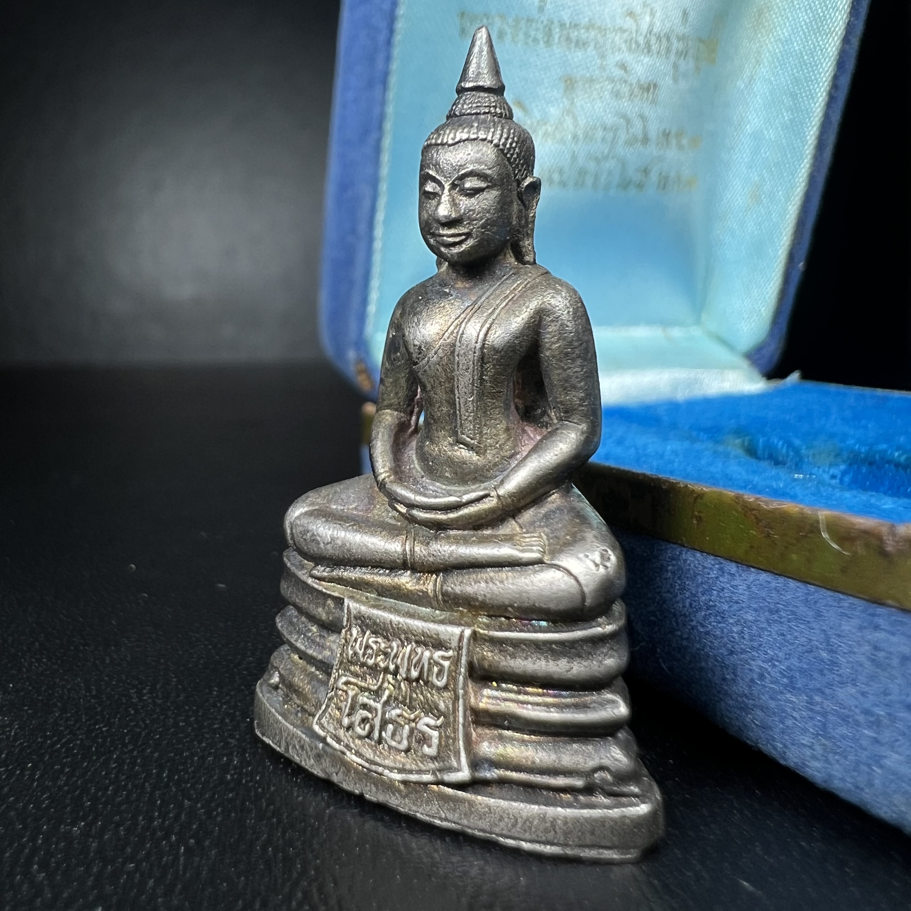 หลวงพ่อพระพุทธโสธร รุ่น ญสส. ปี 2533 พิมพ์ใหญ่เนื้อเงินผสมชนวน ผิวเดิมสวยเข้มขลังพร้อมกล่องบรรจุเดิมครบ(สมเด็จพระญาณสังวร สมเด็จพระสังฆราช เสด็จเป็นองค์ประธานเททอง)พระดีพิธีใหญ่ชนวนมวลสารเข้มขลังและเป็นอีกหนึ่งผลงานของนายช่างเกษม มงคลเจริญ งดงามทรงคุณค่า