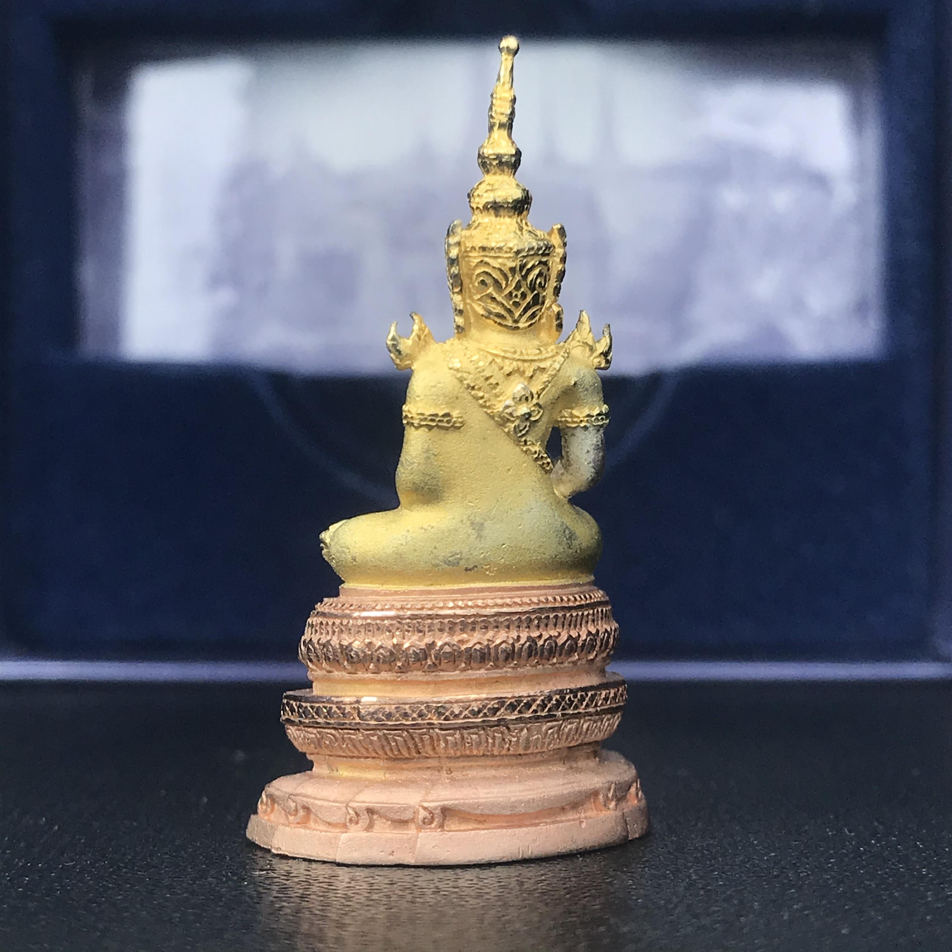 พระแก้วมรกต ภปร. ปี2547 จัดสร้างโดย รพ.ภูมิพลฯ เนื้อเงิน (3 กษัตริย์)ลอยองค์ หน้าตัก 1/2 นิ้ว(1ใน3000องค์)