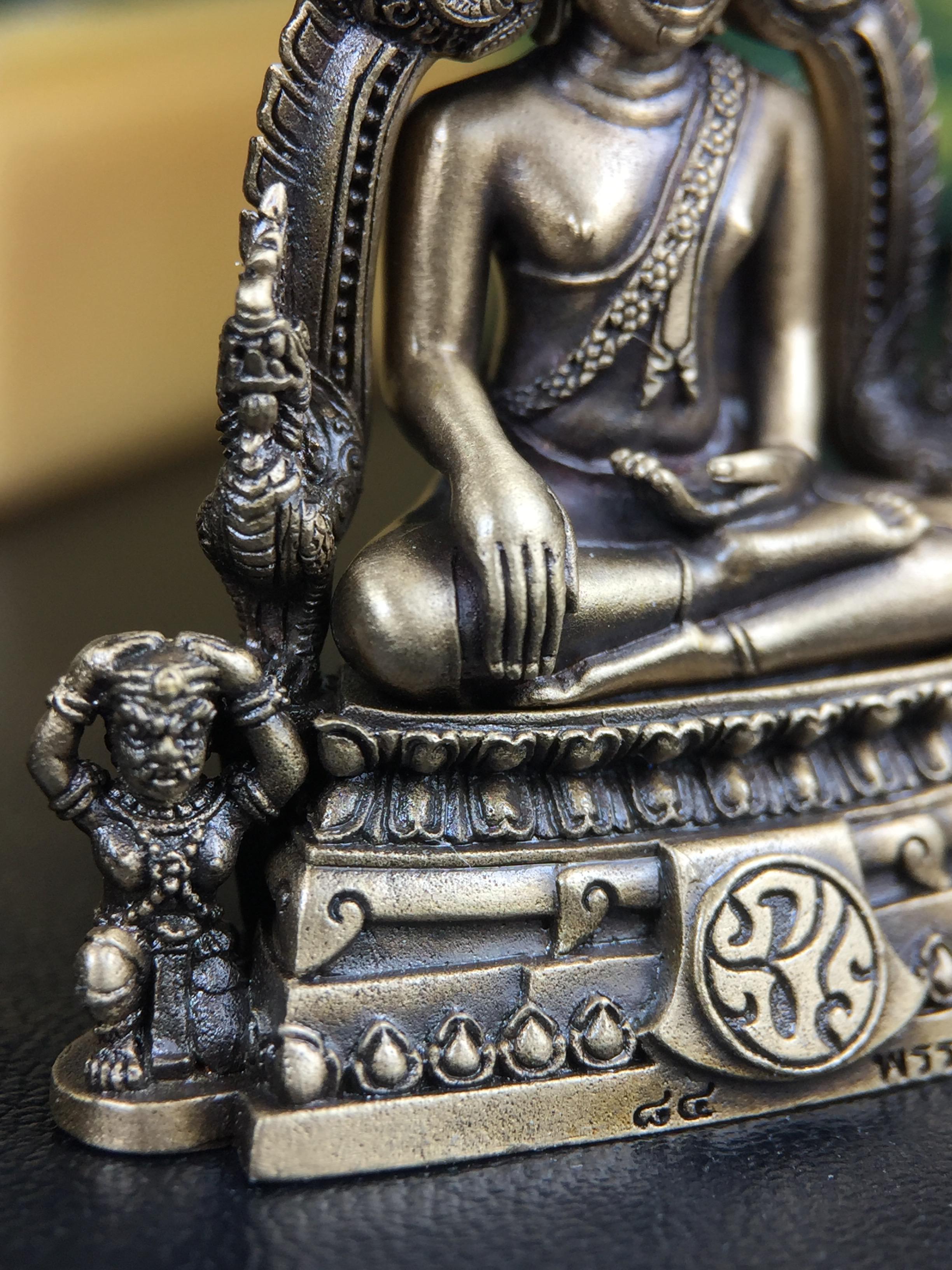 พระพุทธชินราช(จำลอง) ภปร. 84 พรรษา เนื้อบรอนซ์รมดำซาติน พิมพ์ใหญ่ขนาดหน้าตัก 3/4 นิ้ว (พระราชทานมวลสาร จิตรลดาและเส้นพระเจ้า(เส้นผม)รัชกาลที่9)พุทธศิลป์ทรงคุณค่าอีกหนึ่งรุ่นยอดนิยม(1ใน5000องค์)