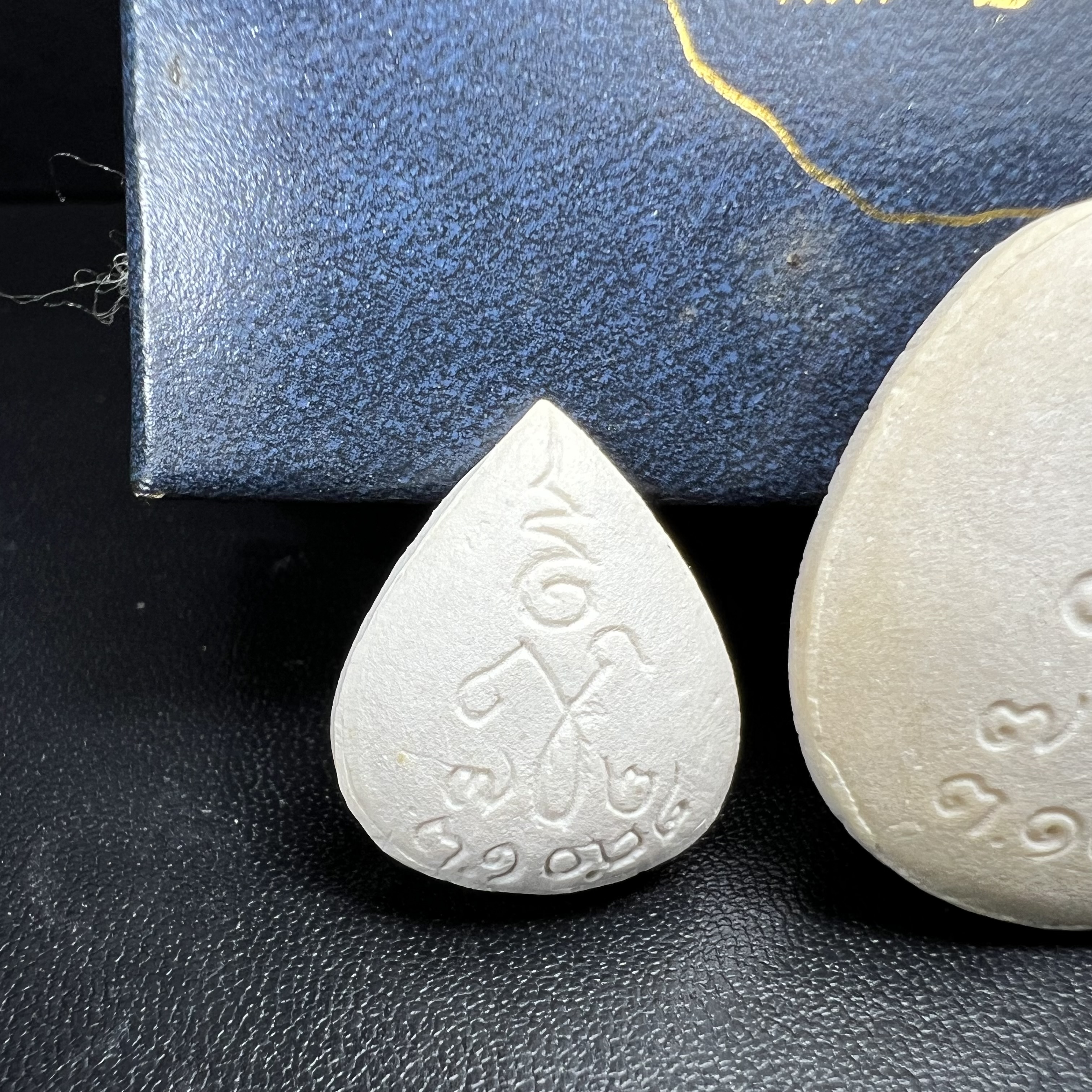 พระปิดตา รุ่นแรก ชุดกรรมการ ชุดมงคลการบำเพ็ญกุศลอายุครบ 6 รอบ(72 พรรษา) สมเด็จพระญาณสังวร วัดบวรนิเวศวิหาร วันที่ 2-3 ตุลาคม 2528 (1ชุดประกอบด้วยพระเนื้อผง 4 รายการ)ชุดกรรมการพร้อมกล่องบรรจุเดิมครบสมบูรณ์(หายาก)