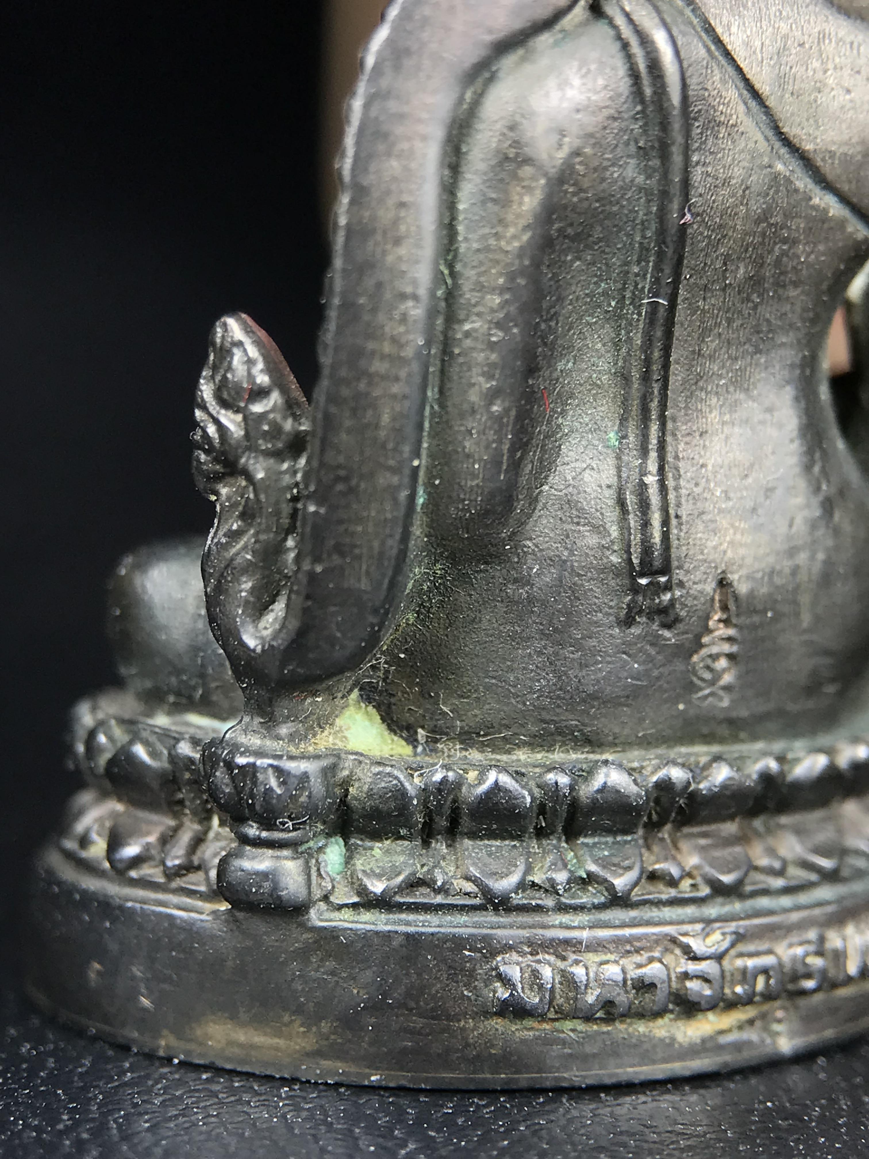 พระพุทธชินราชอินโดจีนมหาจักรพรรดิ อนุสรณ์ 100 ปี พิษณุโลกพิทยาคม (โรงเรียนชาย) พิธีจักรพรรดิมหาพุทธาภิเษก ปี 2542 เนื้อนวโลหะ(เต็มสูตรแก่ทองคำ) พิธีใหญ่มวลสารดีเกจิอาจารย์ยอดนิยมร่วมปลุกเสก*** ตอกโค้ดและหมายเลข*** 1 ใน 999 องค์ ยอดนิยมหายาก