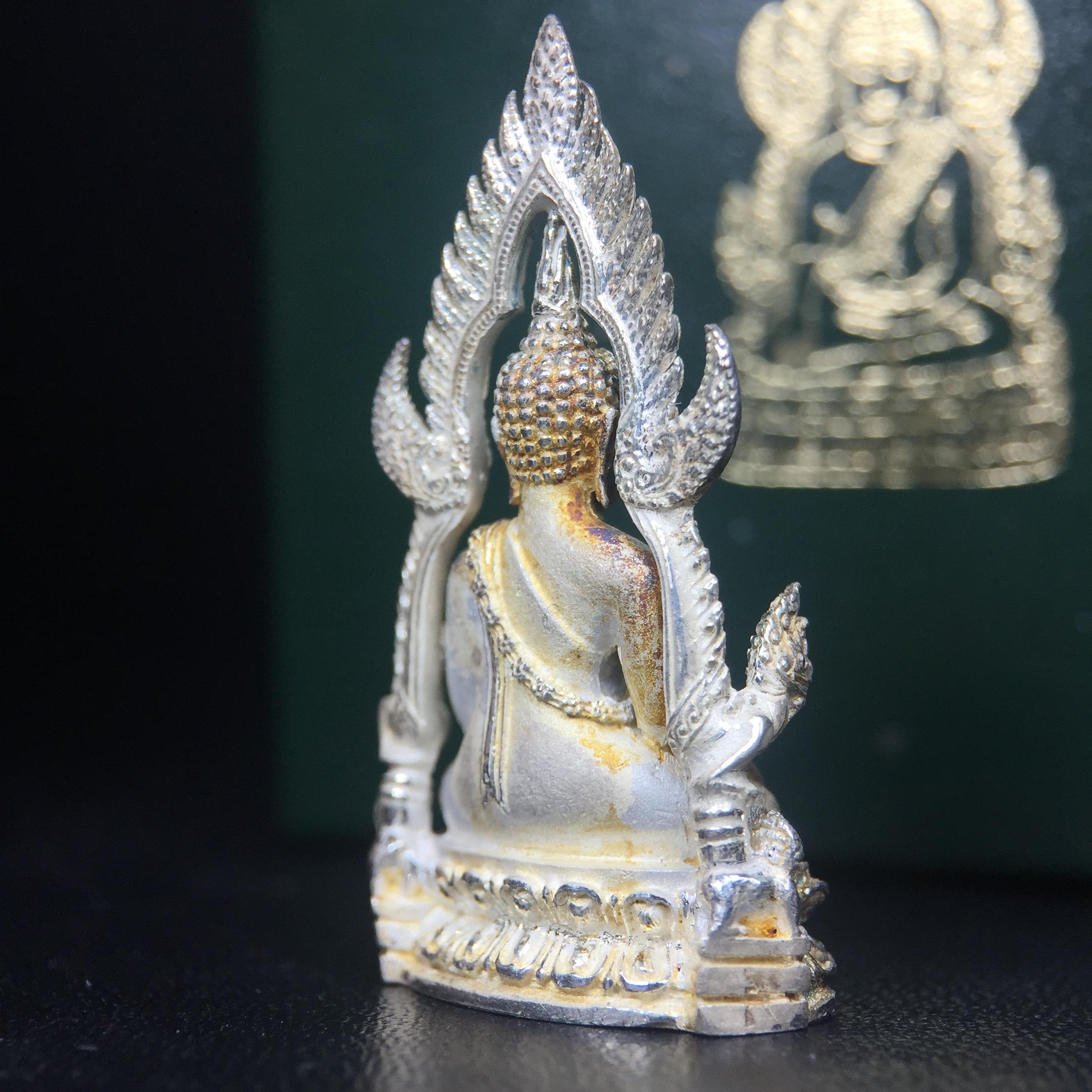 พระพุทธชินราช รุ่นมหาลาภ พิธีพุทธาภิเษกวัดพระศรีรัตนมหาธาตุวรมหาวิหาร จ.พิษณุโลก ปี 2540 เนื้อเงินบริสุทธิ์ 99.9% (นวลเงา)(สภาพผิวเดิมขึ้นสีรุ้ง สวยมากๆเสน่ห์พระเนื้อเงิน สีสันที่ธรรมชาติสรรค์สร้าง) พร้อมกล่องบรรจุเดิม (องค์หมายเลข 6339)