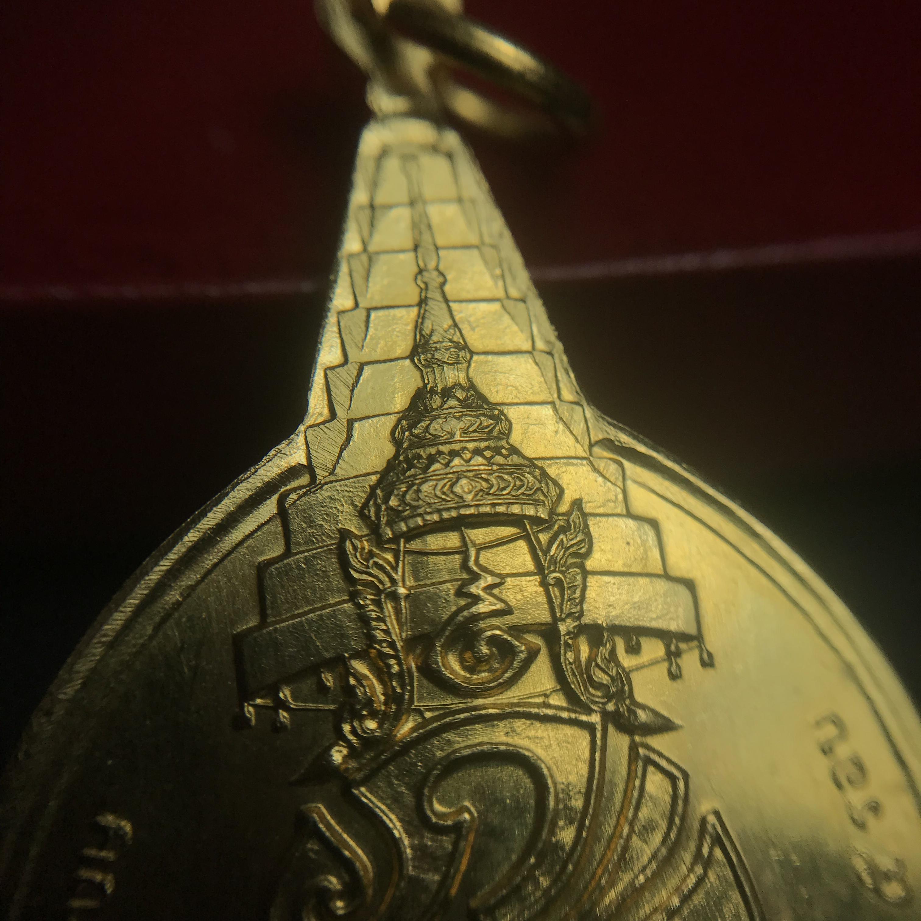 เหรียญพระชัยหลังช้าง ภปร. ปี2530 เนื้อทองคำ พิมพ์ใหญ่ 15กรัม(หนักหนึ่งบาท) พิธีใหญ่ นิยม สภาพสวย กล่องบรรจุเดิมครบ หายากมาก