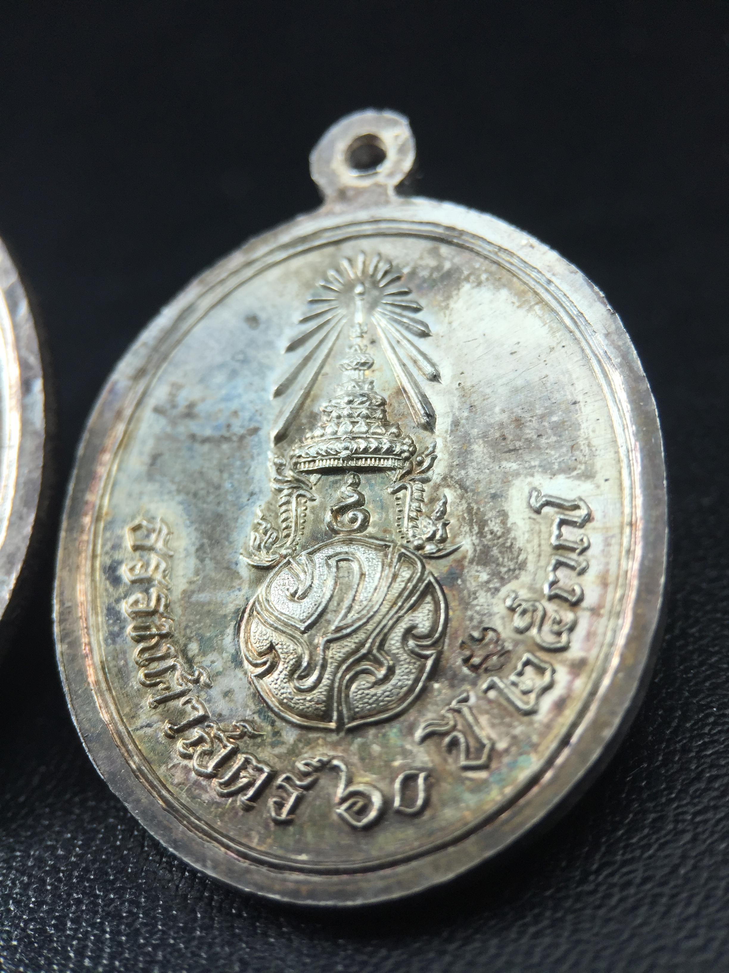 เหรียญพระพุทธสิหิงค์ ภปร. รุ่นมหาลัยธรรมศาสตร์ 60ปี พ.ศ.2537 พิมพ์ใหญ่+พิมพ์เล็ก เนื้อเงินผิวเดิมๆขึ้นสีรุ้งๆสวยมาก(ในหลวงรัชกาลที่9เสด็จในพิธี)(พิธีใหญ่ เกจิที่มีชื่อเสียงมาร่วมปลุกเสกจำนวนมาก ชนวนมาลสารเก่าเข้มขลัง )ของดีธรรมศาสตร์ที่ศิษย์เก่าไม่ควรพลาด