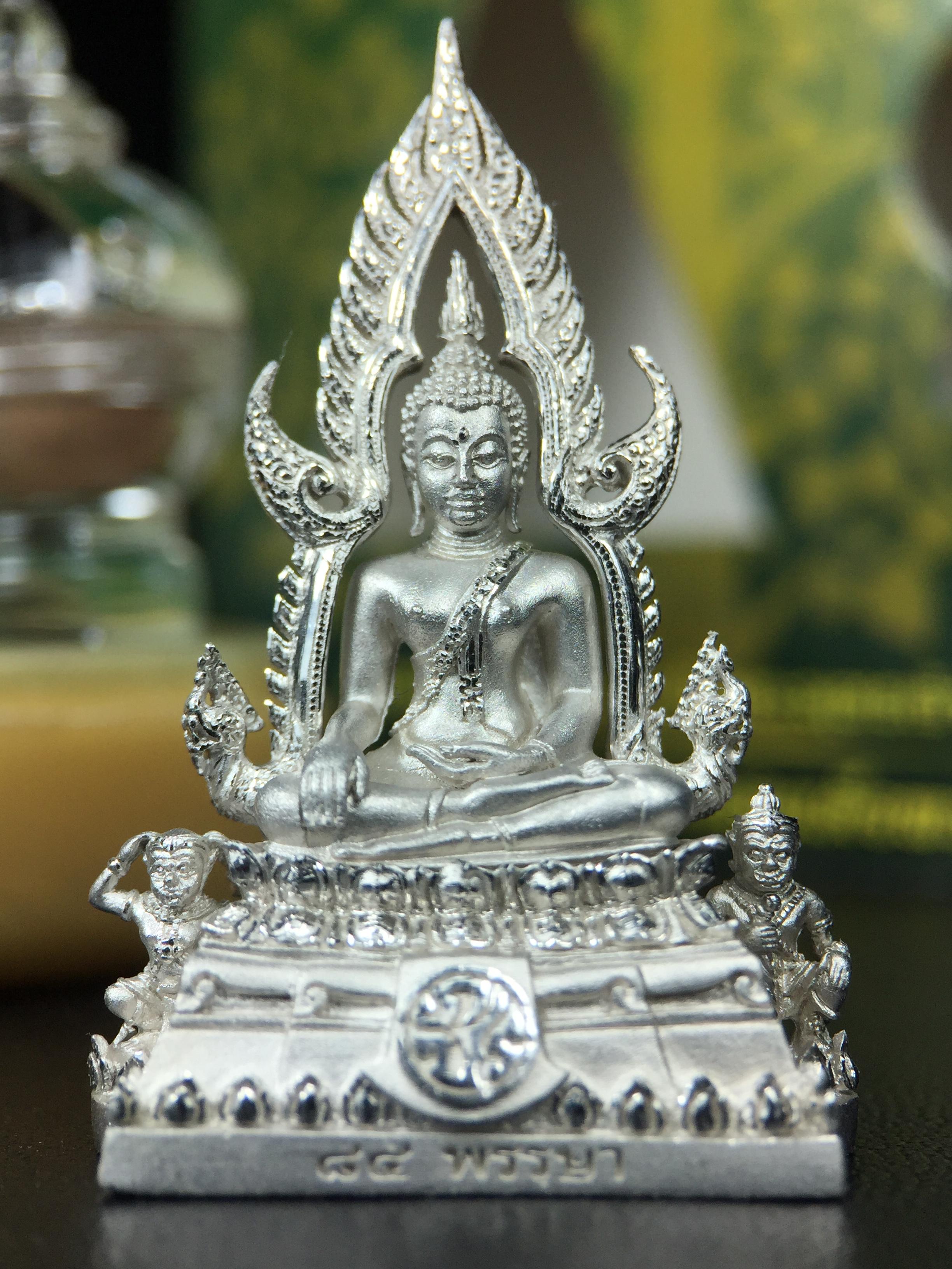 พระพุทธชินราช(จำลอง) ภปร. 84 พรรษา ปี 2554 เนื้อเงินชุบทองคำขาว พิมพ์กลางขนาดหน้าตัก 1/2 นิ้ว(พระราชทานมวลสาร จิตรลดาและเส้นพระเจ้า(เส้นผม)รัชกาลที่9)พุทธศิลป์ทรงคุณค่าอีกหนึ่งรุ่นยอดนิยม