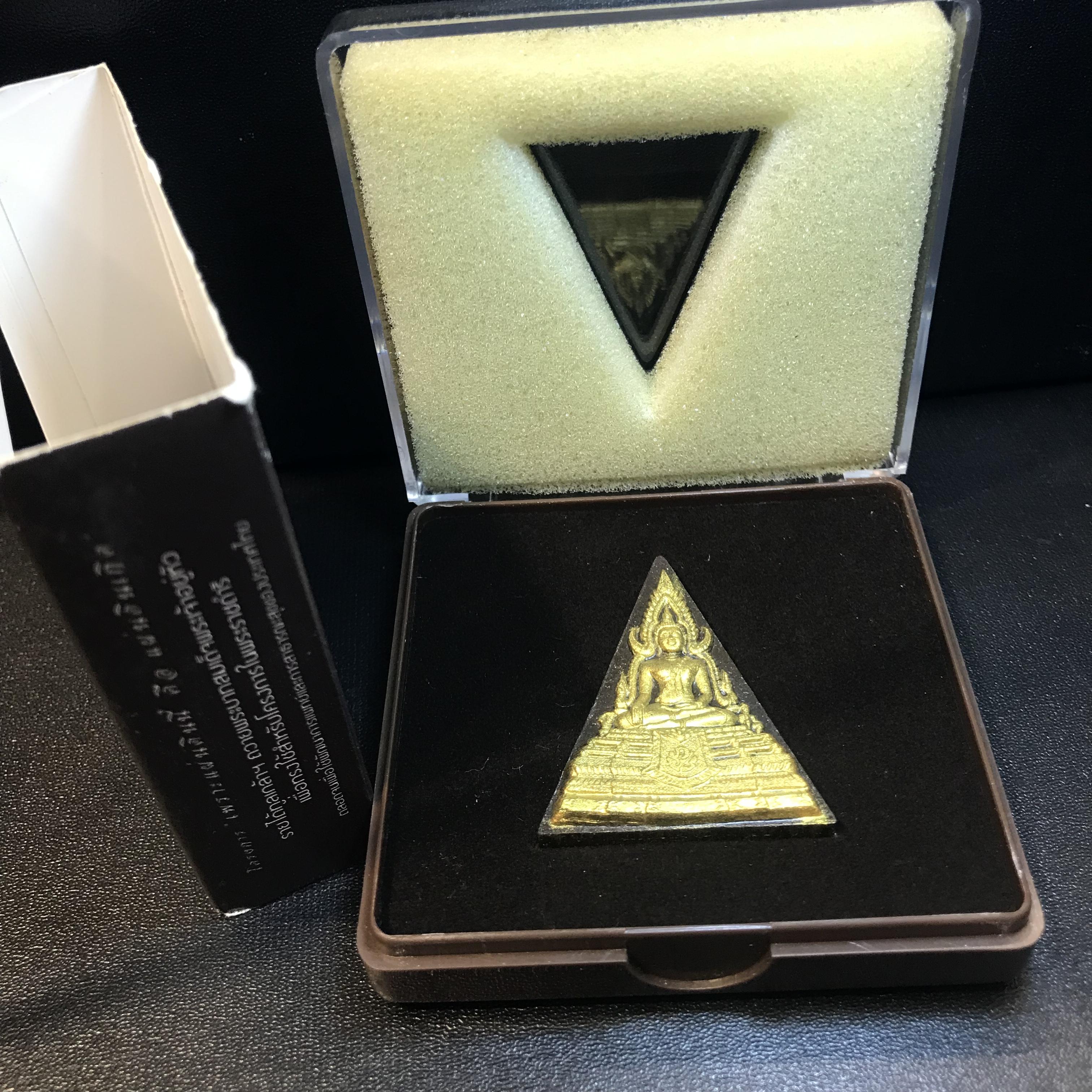 พระพุทธชินราช ภปร. โครงการ "เพราะแผ่นดินนี้ คือ แผ่นดินเกิด" ปี2548(รุ่นแรก) พระผงหลัง ภ.ป.ร. ทองแดง (พระราชทานเส้นพระเจ้า (เส้นผม)และมวลสารจิตรลดา)