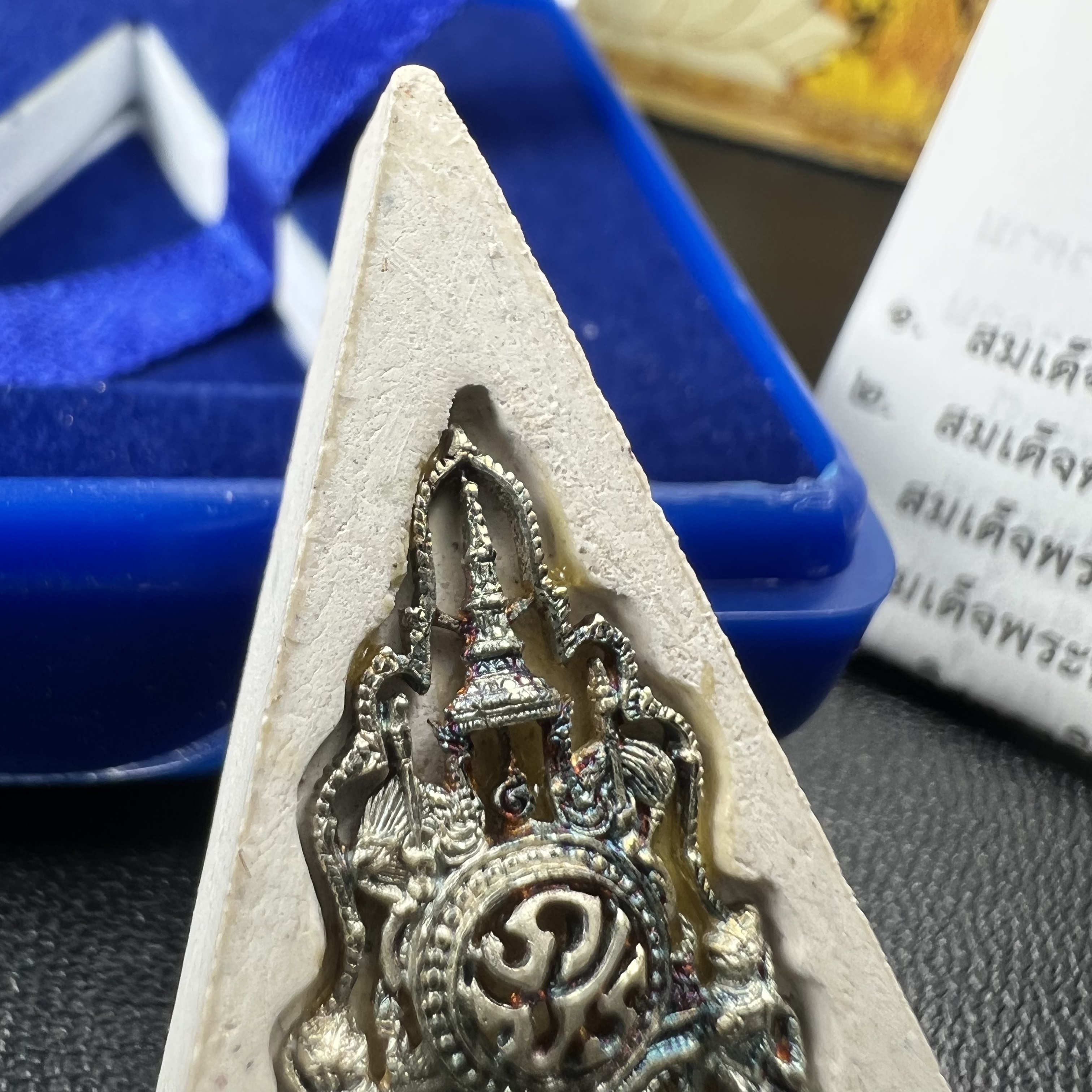 พระแก้วมรกต(จำลอง)ทรงเครื่องฤดูร้อน พระผงบูชา ด้านหน้าปิดทอง ด้านหลังตราฉลองสิริราชสมบัติครบ 60ปี เนื้อเงินขึ้นสีรุ้งธรรมชาติสร้างสรรค์งดงาม(รุ่นนี้ได้พระราชทานเส้นพระเจ้า(เส้นผม)รัชกาลที่9ในการจัดสร้าง)***องค์นี้พิเศษมองเห็นเส้นผมติดอยู่ด้านหลังชัดเจน***