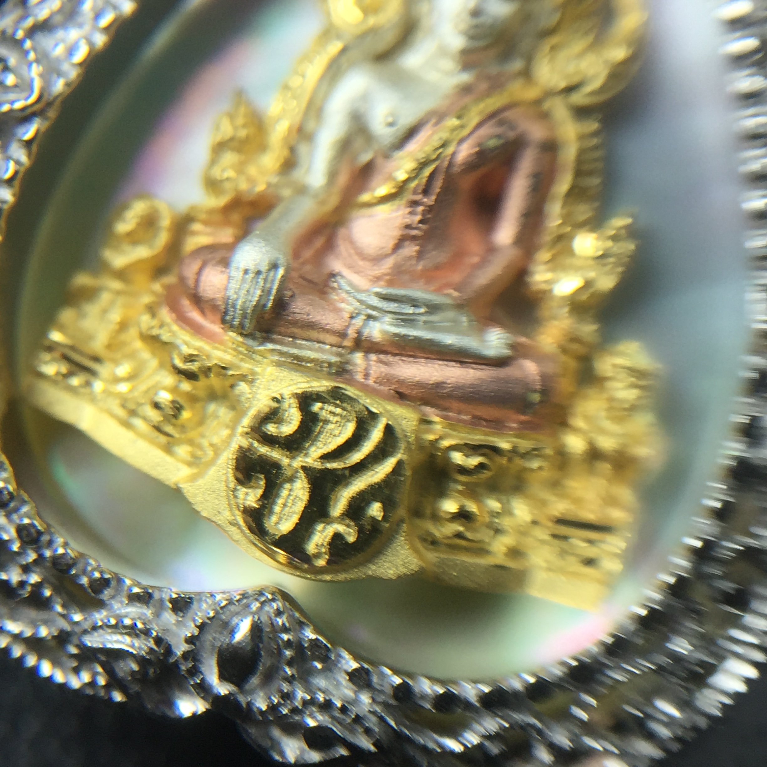 พระพุทธชินราช ภปร. โครงการ "เพราะแผ่นดินนี้ คือ แผ่นดินเกิด" ปี2548(รุ่นแรก) เหรียญทรงใบโพธิ์ ขนาด 21 x 29 มม. เนื้อเงินสามกษัตริย์ องค์พระชุบสามกษัตริย์ ล้อมด้วยกรอบเงินชุบทองคำขาวสลักเสลาเป็นลวดลายละเอียดอ่อน ส่วนพื้นองค์พระเป็นเปลือกหอยมุข