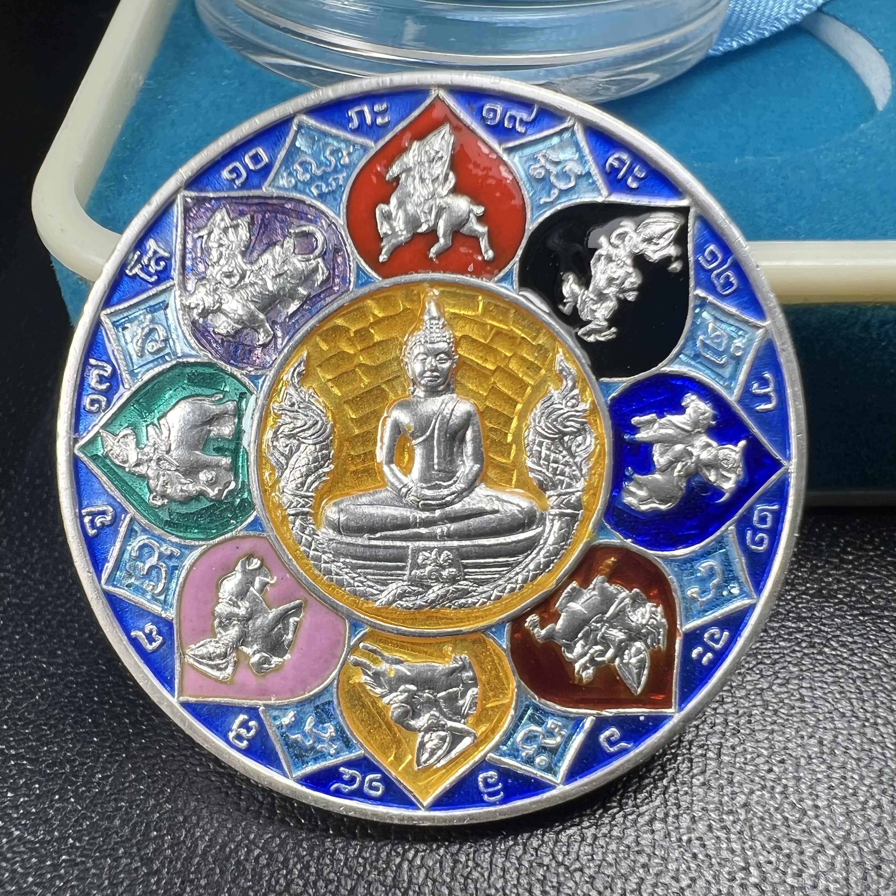 เหรียญหลวงพ่อโสธร รุ่นดวงชะตาคู่ชีวิต พิธีมหาจักรพรรดิตราธิราชครั้งยิ่งใหญ่ พิธีสวดนพเคราะห์เพื่อความเป็นสิริมงคล ปี 2547 ณ พระอุโบสถวัดโสธรวรารามวรวิหาร จ.ฉะเชิงเทรา เนื้อเงินลงยาราชาวดี ขนาด 3.2 ซม.พร้อมกล่องบรรจุเดิมสภาพสวยครบสมบูรณ์