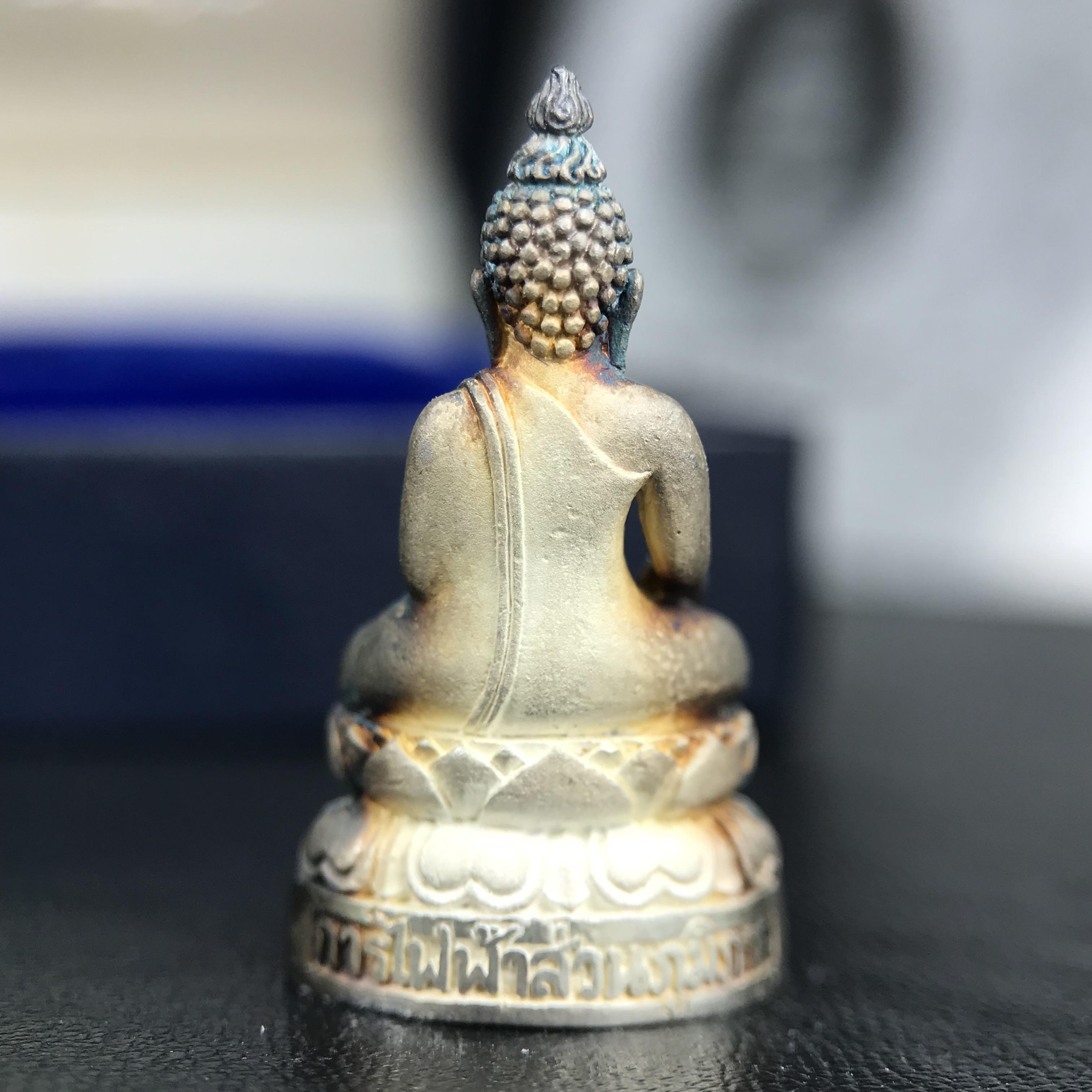 พระกริ่งไพรีพินาศ วัดบวรนิเวศวิหาร ปี2538 การไฟฟ้าส่วนภูมิภาคจัดสร้าง เนื้อเงิน(สภาพผิวเดิม ขึ้นสีรุ้งธรรมชาติ สีสวยรุ้งไข่แบบนิยม)พร้อมกล่องบรรจุเดิมและการ์ดใบรับรองเดิมครบสมบูรณ์ หมายเลข ๖๙๖๗