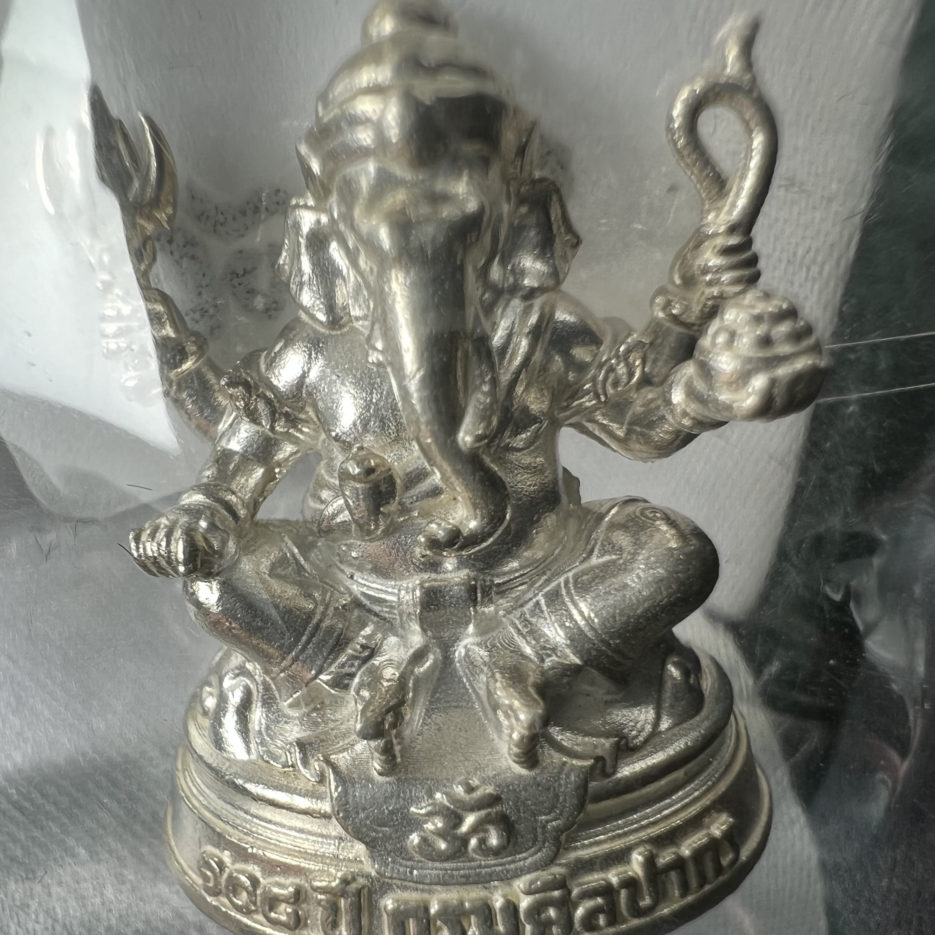 พระพิฆเนศวร รุ่น 108 ปี แห่งการสถาปนากรมศิลปากร ปี 2562 เนื้อเงิน ขนาดลอยองค์ หน้าตัก 1/2 นิ้ว(ขนาดประมาณ 1.8 x 2.1 ซม.)(พิธีใหญ่ มวลสารดี)(มีโค๊ดและหมายเลขกำกับเลข)1 ใน 1999 องค์