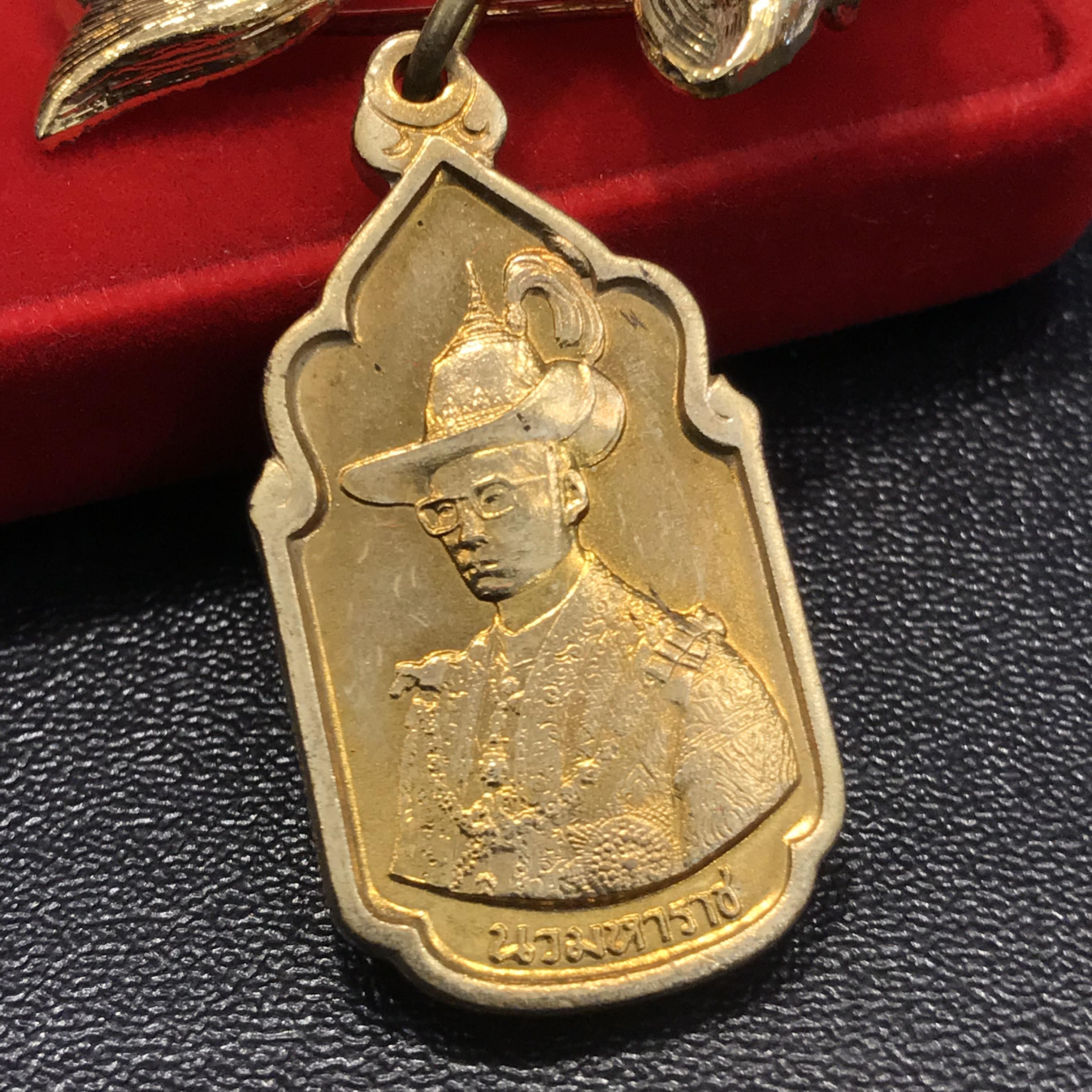 เหรียญนวมหาราชเฉลิมพระชนพรรษา 5 รอบ รัชกาลที่9 ปี 2530 เนื้อบรอนซ์ทอง พิมพ์มีโบว์พร้อมกล่องบรรจุเดิมแบบกำมะหยี่(หายาก)