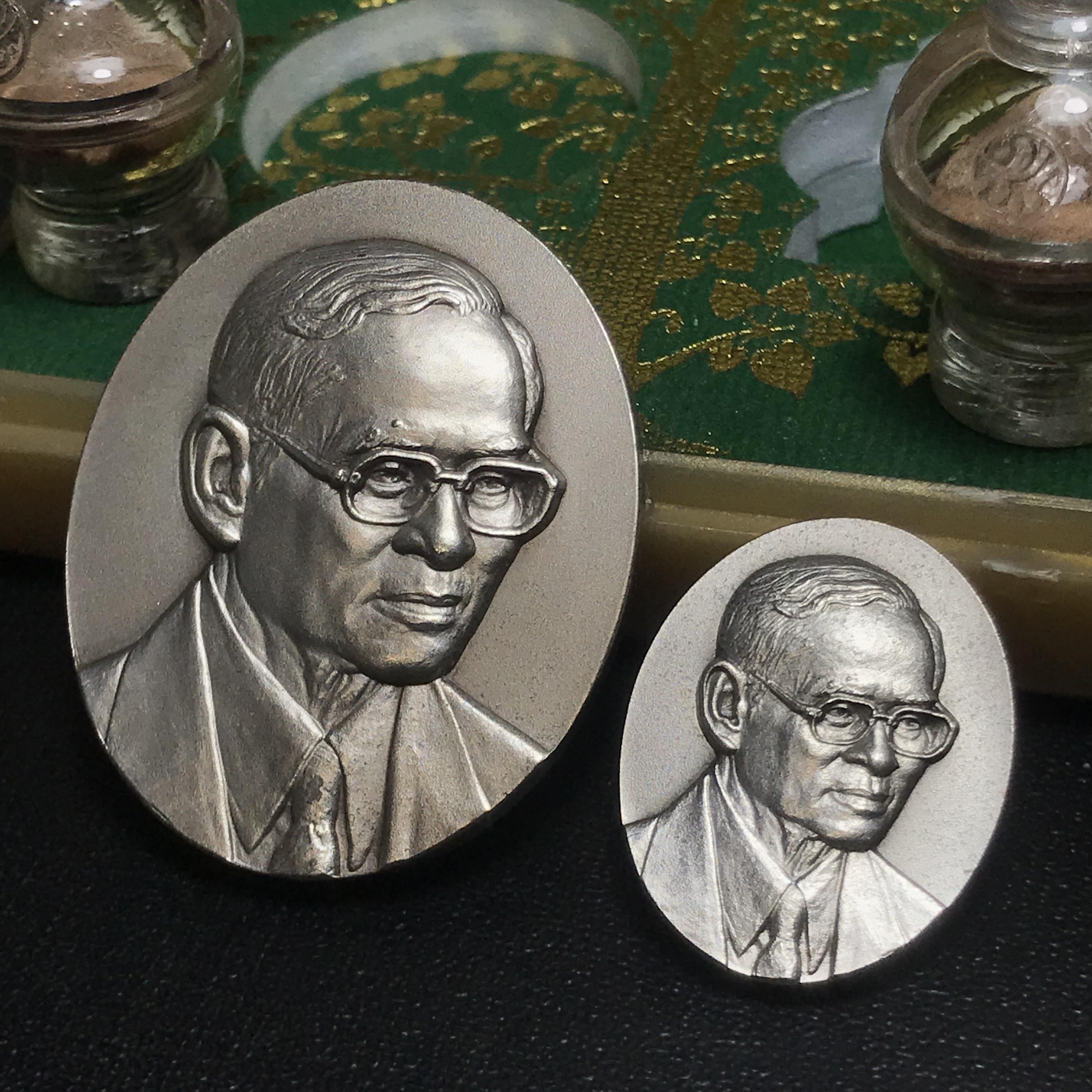 เหรียญพระบรมรูปหล่อพระบาทสมเด็จพระเจ้าอยู่หัว 84 พรรษา เนื้อเงินรมดำขัดวินอล พิมพ์ใหญ่+พิมพ์เล็ก(บรรจุมวลสาร จิตรลดา เส้นเกศาในหลวงรัชกาลที่9 พระราชทาน ลงในใจกลางเหรียญ)