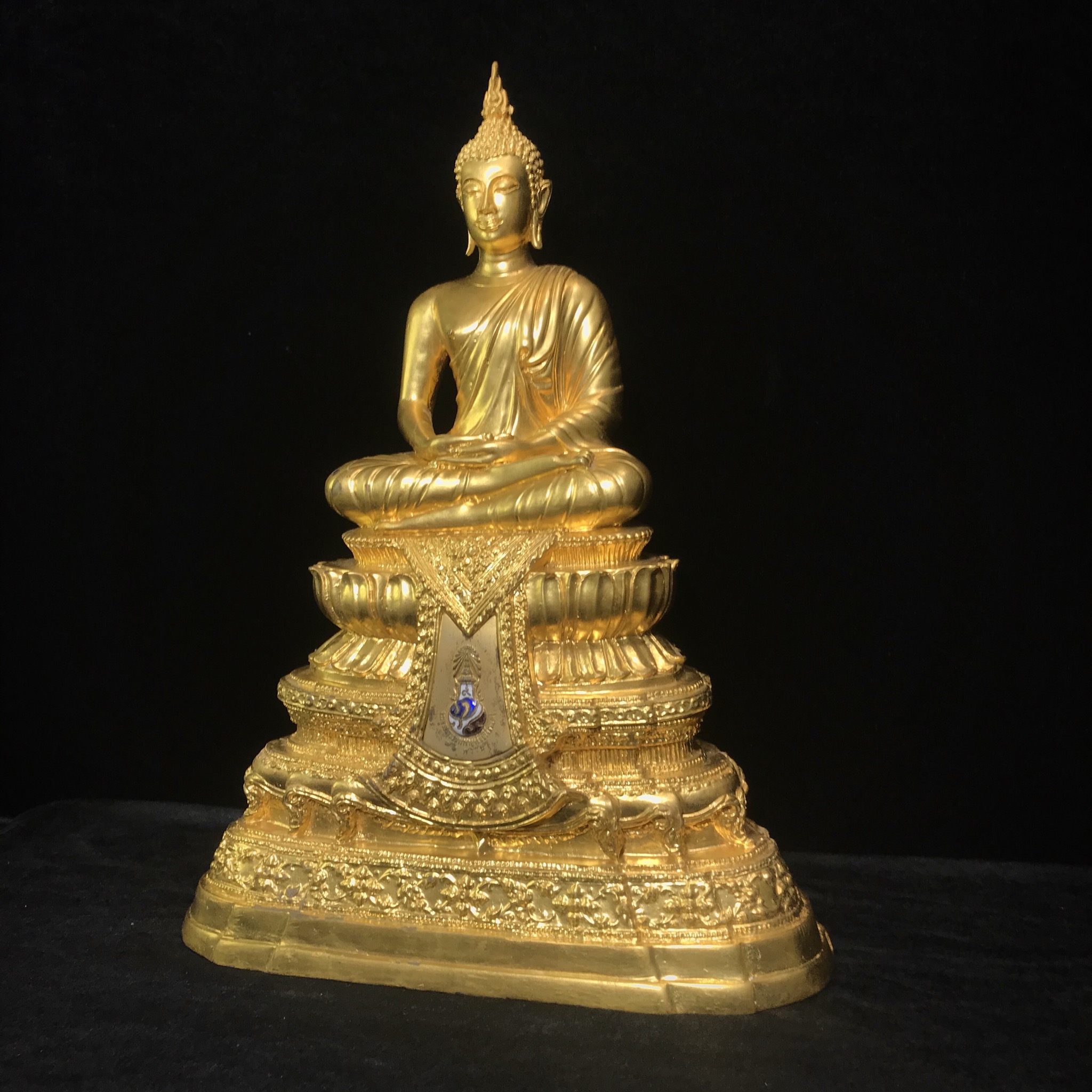 พระพุทธนวมมหาราชายุจฉับปริวัตนมงคล ภปร. พระบาทสมเด็จพระเจ้าอยู่ห้วรัชกาลที่9 เนื่องในวโรกาสเฉลิมพระชนมพรรษา 6 รอบ ( 72 พรรษา )ปี 2542 โดยสำนักนายกรัฐมนตรี หน้าตัก 5นิ้ว(พิธีใหญ่ พุทธศิลป์สวย งดงาม)