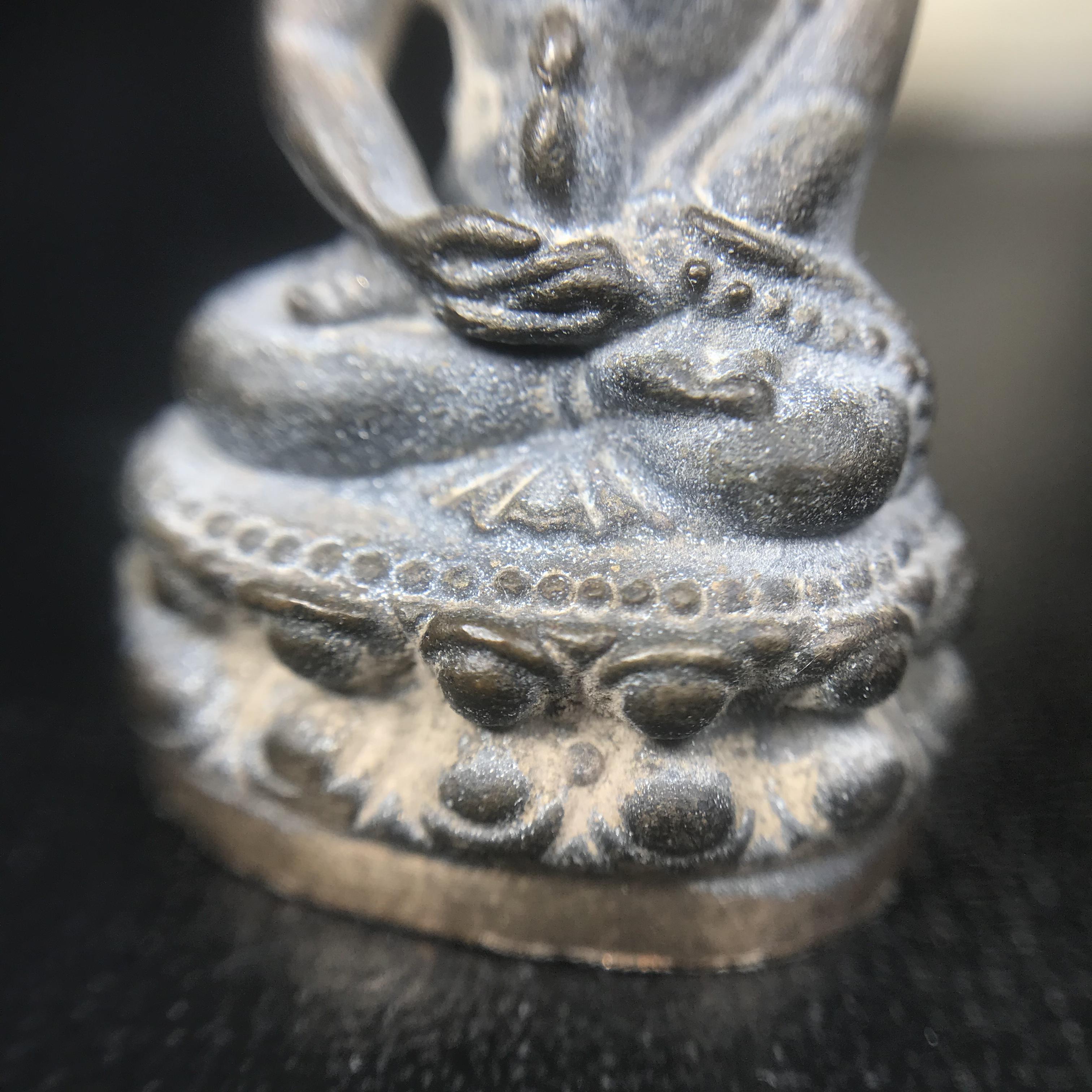 พระกริ่งชินบัญชรฉลองพระชันษา 100 ปี สมเด็จพระญาณสังวร วัดบวรนิเวศวิหาร ปี 2556 เนื้อนวโลหะผสมทองคำก้นทองแดง พิธีใหญ่ มวลสารเด่น นิยม(1 ใน 2556 องค์)