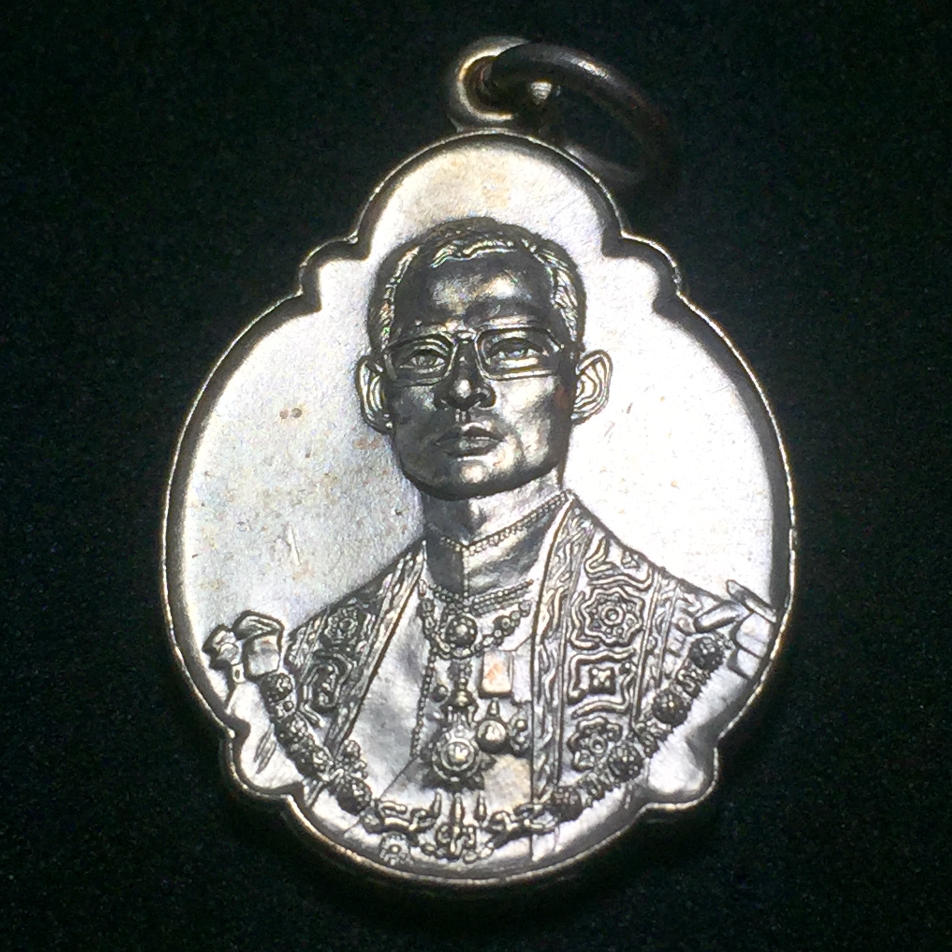 เหรียญ ร.9 ทรงเฉลิมพระชนมพรรษาครบ 4 รอบ ปี2518 เนื้อทองแดงกะไหล่เงิน(บล็อควงเดือนล่าง)นิยม