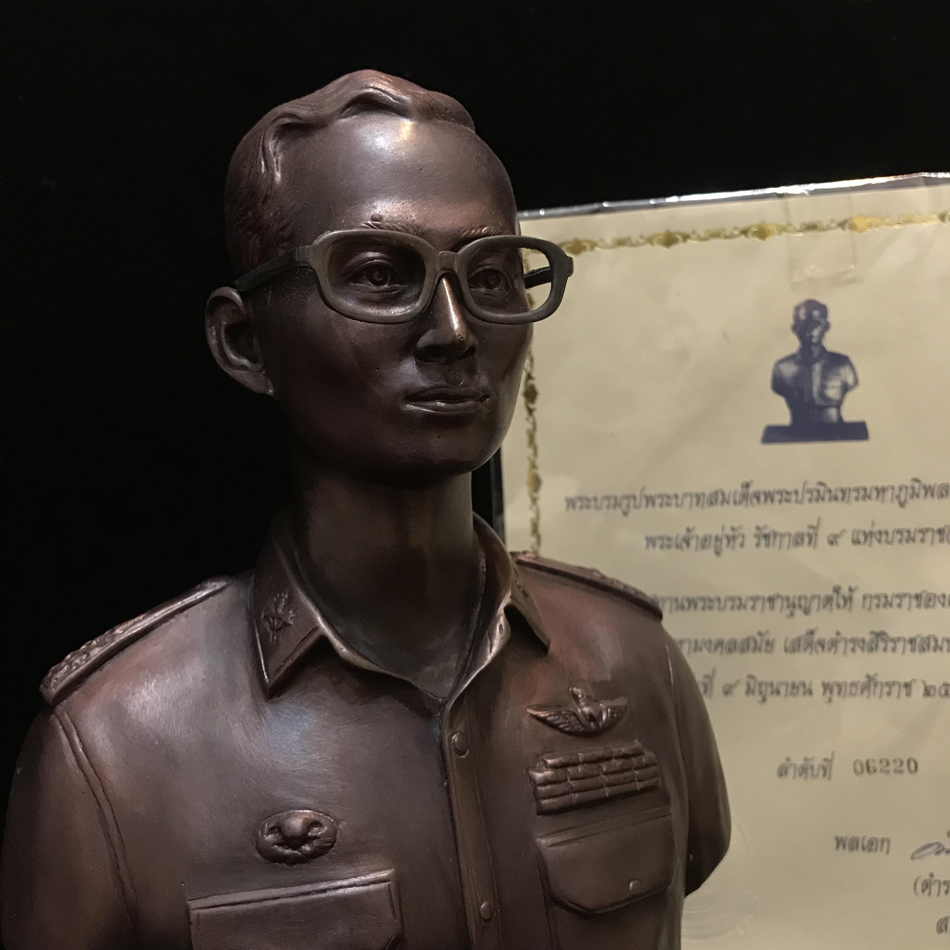 พระบรมรูปหล่อในหลวง ร.9 กรมราชองครักษ์ รุ่น 2 ปี 2539(นิยมหายาก)พร้อมใบรับรองเดิม(สภาพสวยสมบูรณ์เก็บเก่าเดิมอยู่ในถุงซีนและกล่องบรรจุเดิม)องค์หมายเลข 06220
