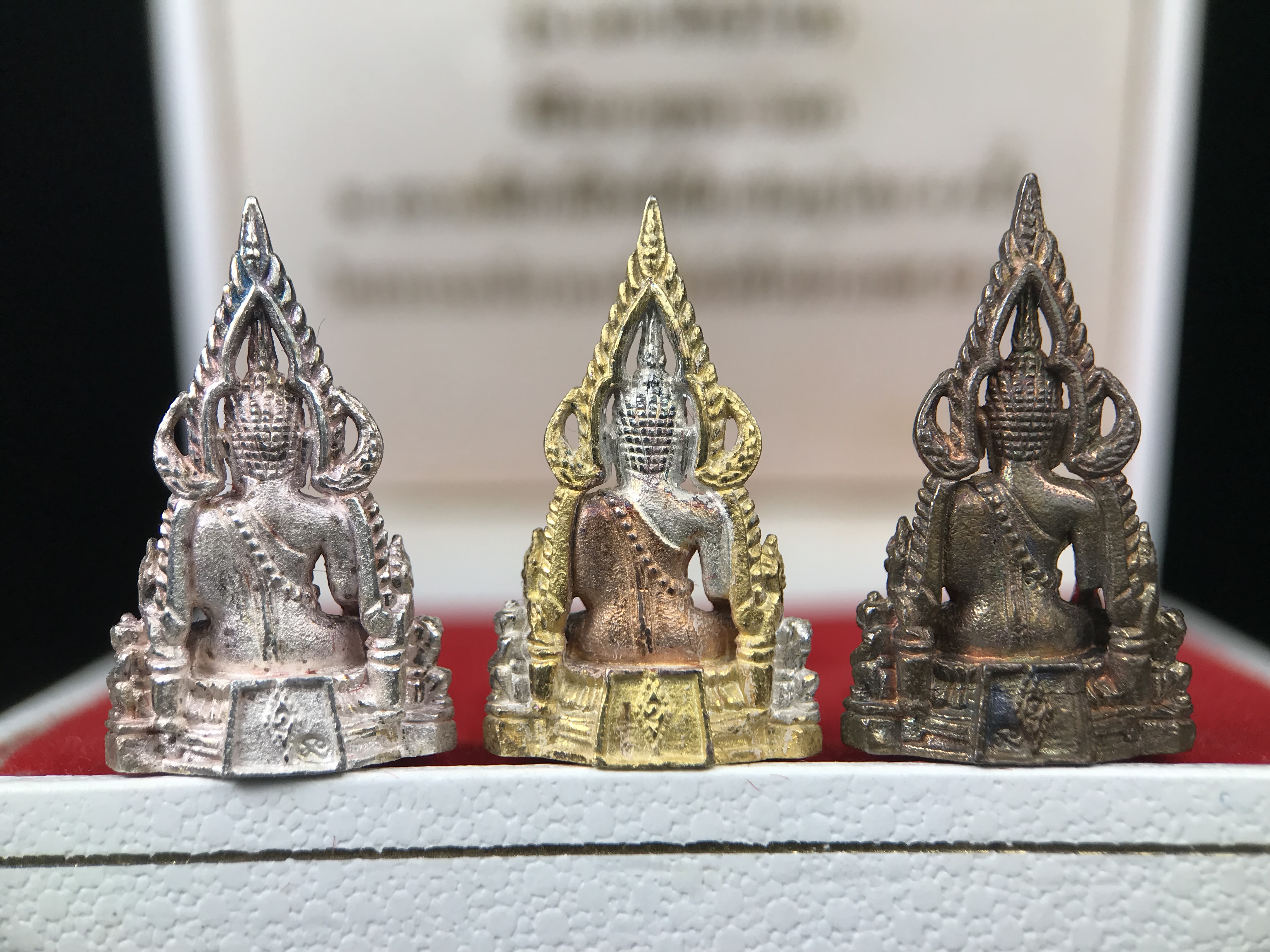 พระพุทธชินราช รุ่นมหาสิทธิโชค ปี2540 พิมพ์เล็กชุด3องค์ ขนาด 15 x 23 มม.(1.เงินสามกษัตริย์2.เงิน3.นวะ) พระดีพิธีใหญ่ พิธีพุทธาภิเษก ณ สถานที่ศักดิ์สิทธิ์เมืองพิษณุโลก ๔ ครั้ง โดยพระเกจิอาจารย์ชื่อดังทั่วประเทศ ๙๙ รูป โดยมีสมเด็จพระญาณสังวร เป็นประธานในพิธี