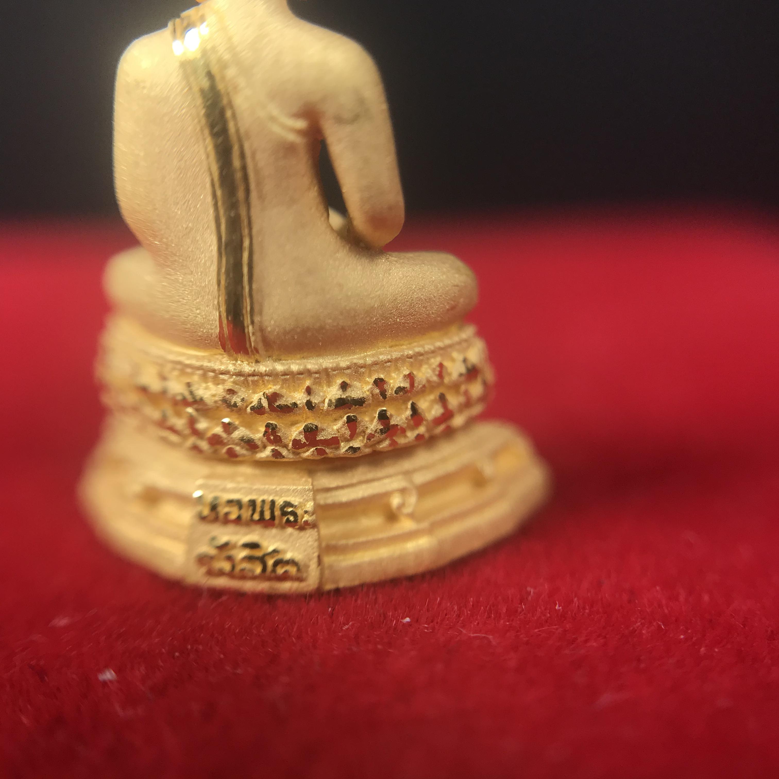 พระชัยวัฒน์พุทธสิหิงค์ ภปร. รุ่นสร้างหอพระธรรมศาสตร์ ปี2542 เนื้อทองคำ(5.9 กรัม) มหาพิธี 3วาระอันยิ่งใหญ่(1ใน5000องค์)