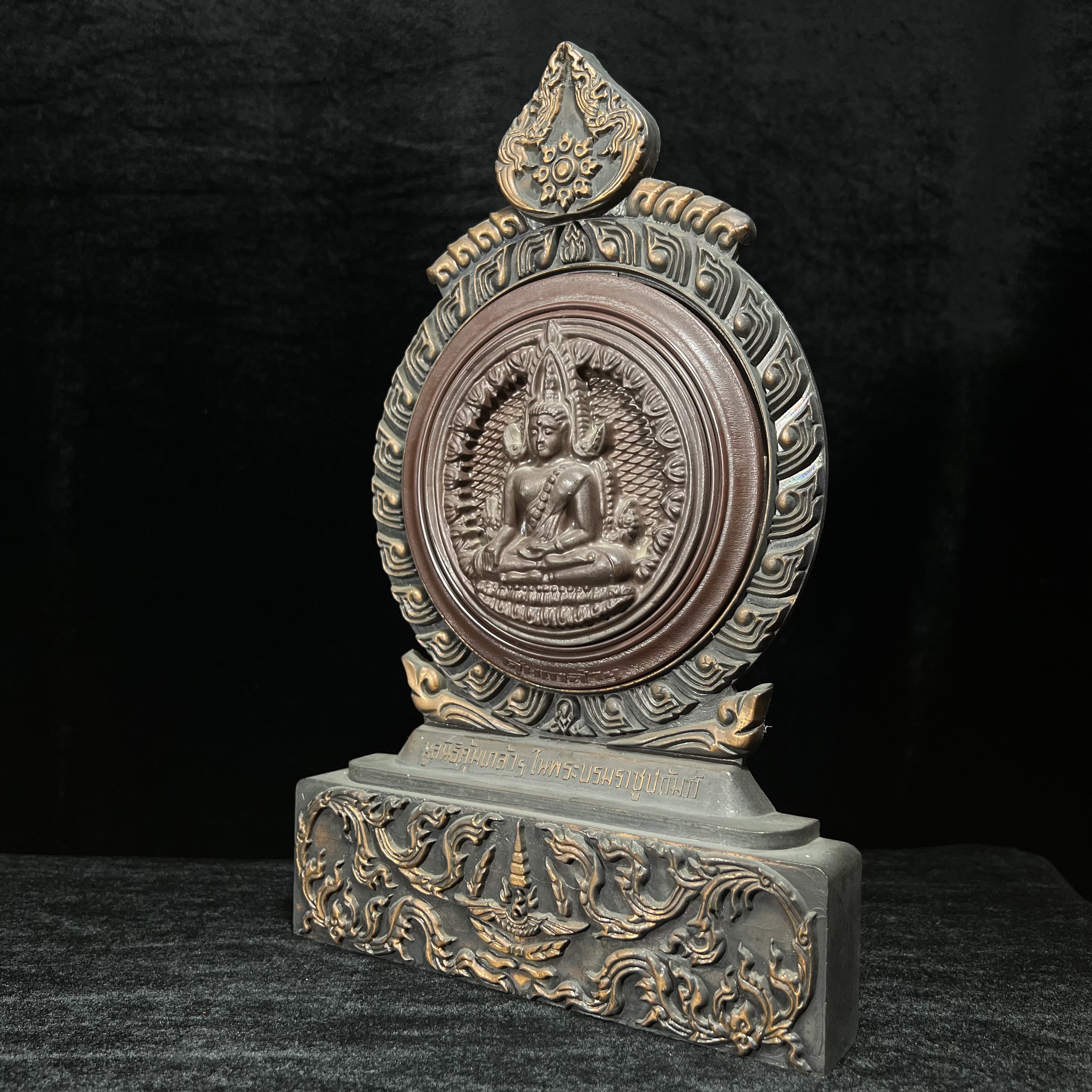 แผ่นโล่พระพิมพ์พระพุทธชินราชขนาดบูชา(กรรมการ) จำลองในแบบคล้ายนวโลหะเนื้อรีจิท พร้อมฐานโลหะกรอบซุ้มลายกนก ขนาดบูชาสูง13*8.5 นิ้ว วัตถุมงคลคุ้มเกล้าฯ มหามงคล รัชกาลที่ 9 จัดสร้างปี 2527 พิธีใหญ่ ยอดนิยมหายาก(พบเจอน้อยมาก)