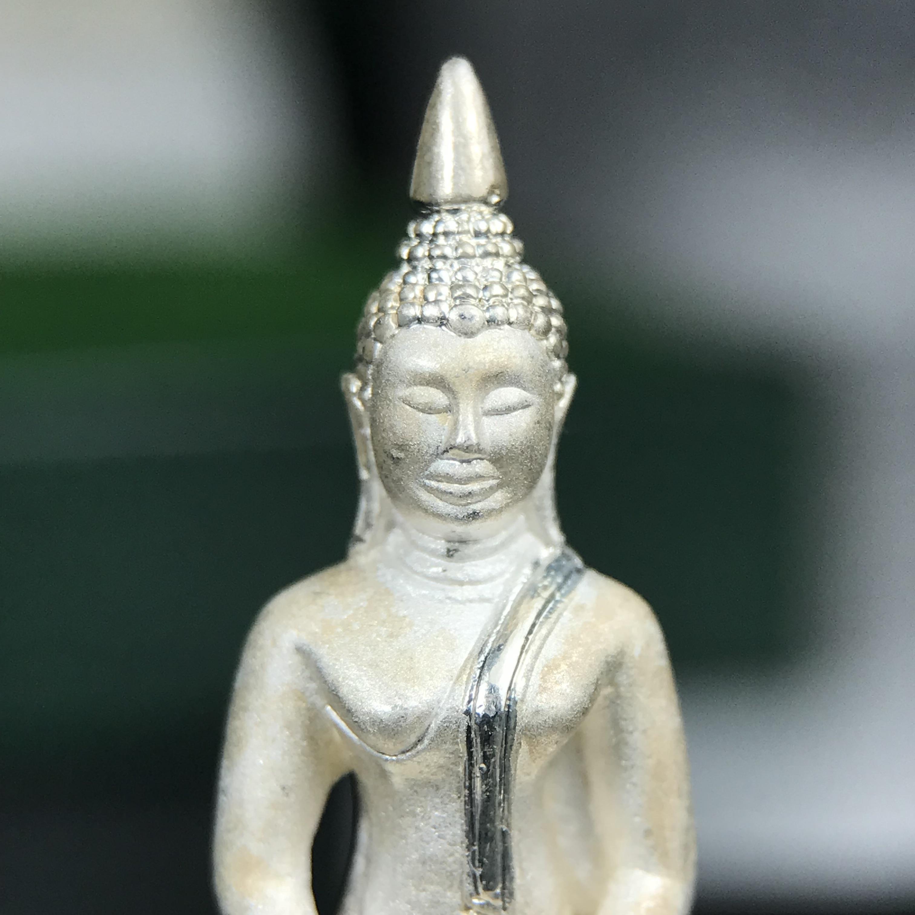 พระพุทธโสธร ภปร. รุ่นย้อนยุค สร้างพระอุโบสถ สมาคมชาวฉะเชิงเทรา จัดสร้าง ปี 2539 วโรกาสครองสิริราชสมบัติครบ 50 ปี เนื้อเงินทรายนวลขัดเงาบางส่วน พร้อมกล่องบรรจุและใบรับรองเดิม