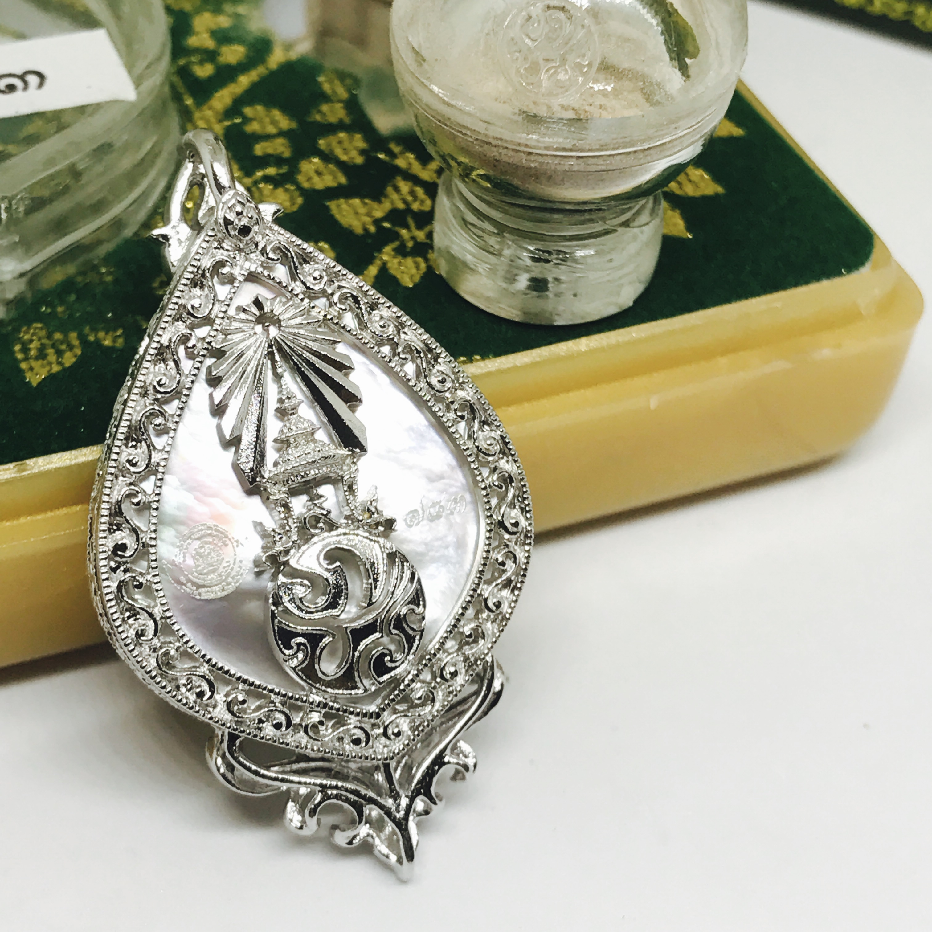 เหรียญพระพุทธชินราช(จำลอง) ภ.ป.ร. 84พรรษา ทรงหยดน้ำ เนื้อเงินชุบทองคำขาว