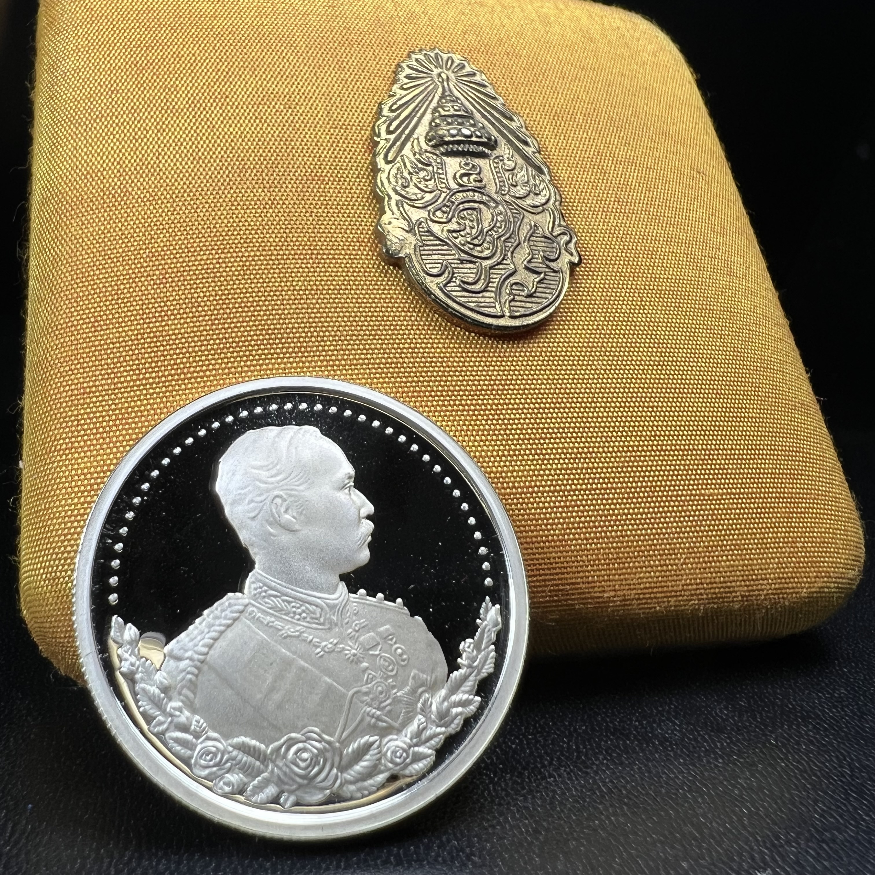 เหรียญรัชกาลที่ 5 หลัง 12 นักษัตริย์ รุ่นมหาลาภ ปี 2539 เนื้อเงินขัดเงา บล็อกนอก(เพิร์ธ)ออสเตรเรีย ขนาด 3.2 ซ.ม. กล่องบรรจุเดิมครบสมบูรณ์สวยงาม พิธีพุทธาภิเษก ณ.พระอุโบสถ วัดพระแก้ว สมเด็จพระญาณสังวร สมเด็จพระสังฆราช เป็นประธานพิธี