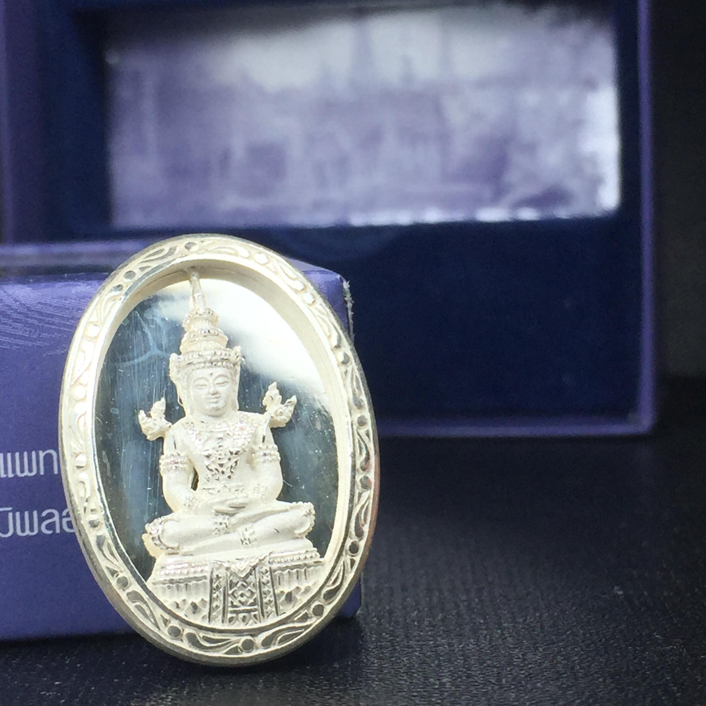 พระแก้วมรกต ภปร. ปี2547 จัดสร้างโดย รพ.ภูมิพลฯ เนื้อเงิน เหรียญทรงกลมรี(1ใน3000องค์)