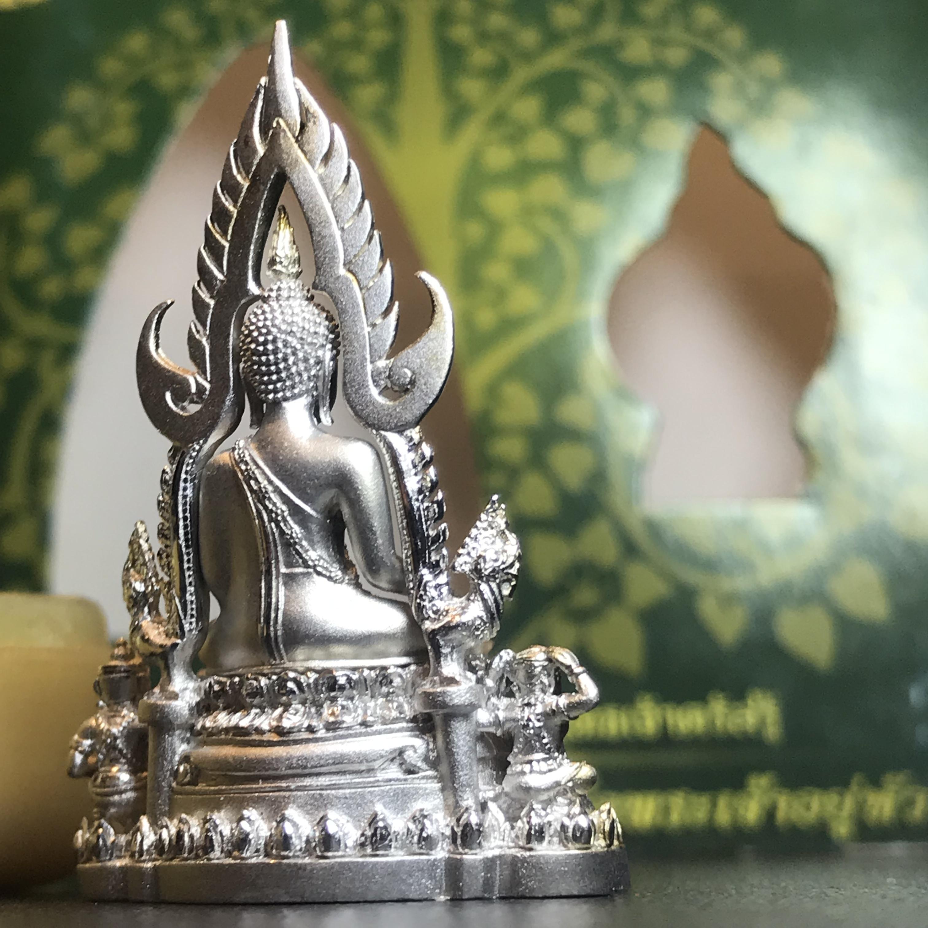 พระพุทธชินราช(จำลอง) ภปร. 84 พรรษา เนื้อเงินชุบทองคำขาว พิมพ์กลางขนาดหน้าตัก 1/2 นิ้ว(1ใน5000องค์) )(พระราชทานมวลสาร จิตรลดาและเส้นพระเจ้า(เส้นผม)รัชกาลที่9)