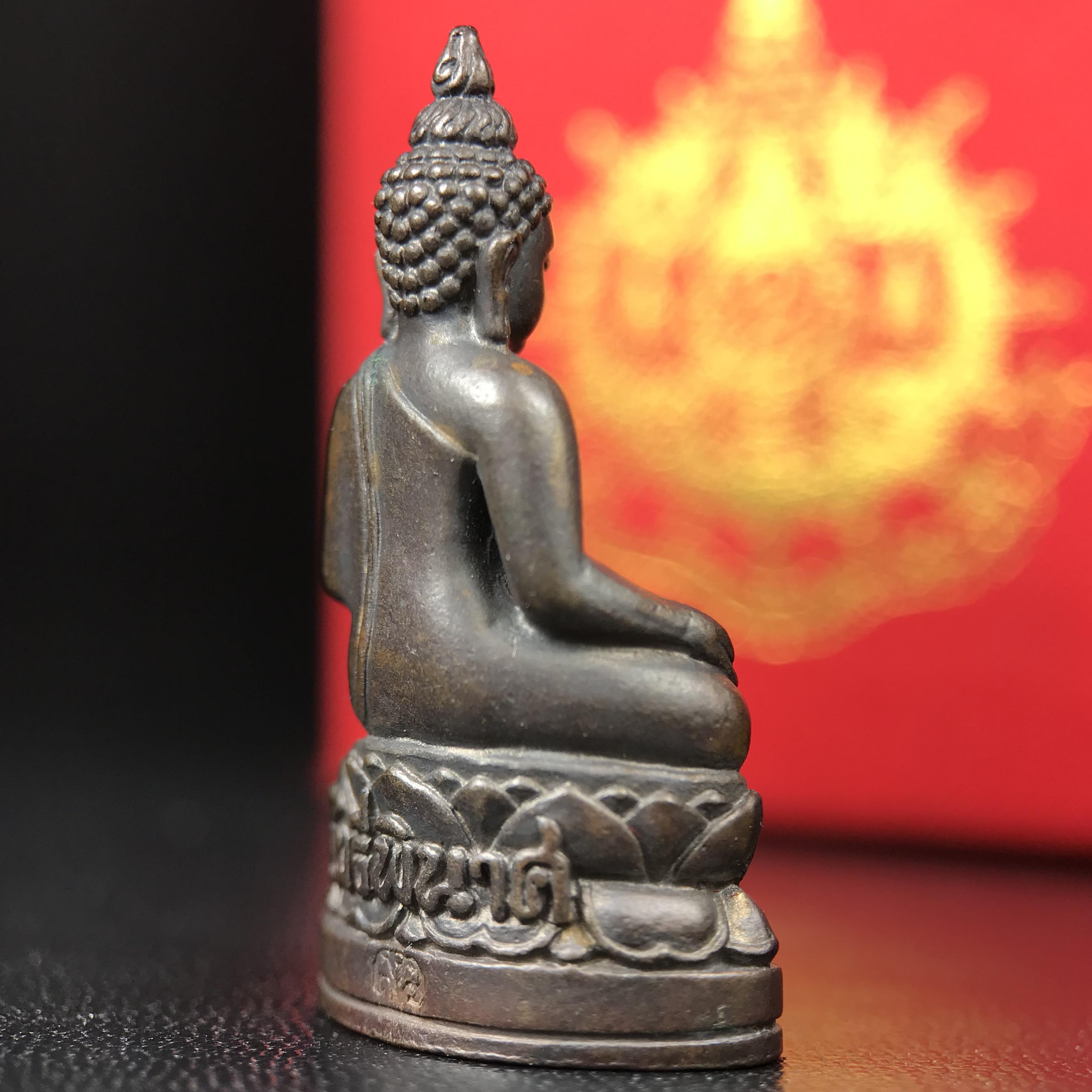 พระกริ่งไพรีพินาศ บรรจุเหล็กไหล ครั้งแรกและครั้งเดียวในประวัติศาสตร์ เฉลิมพระเกียรติ พระบาทสมเด็จพระเจ้าอยู่หัวรัชกาลที่9 พระชนมพรรษา 6 รอบ ปี2542 เนื้อนวโลหะผสมทองคำ(บรรจุเหล็กไหล)ดีนอก-ดีใน พิธีใหญ่ มวลสารเด่น (หายาก)