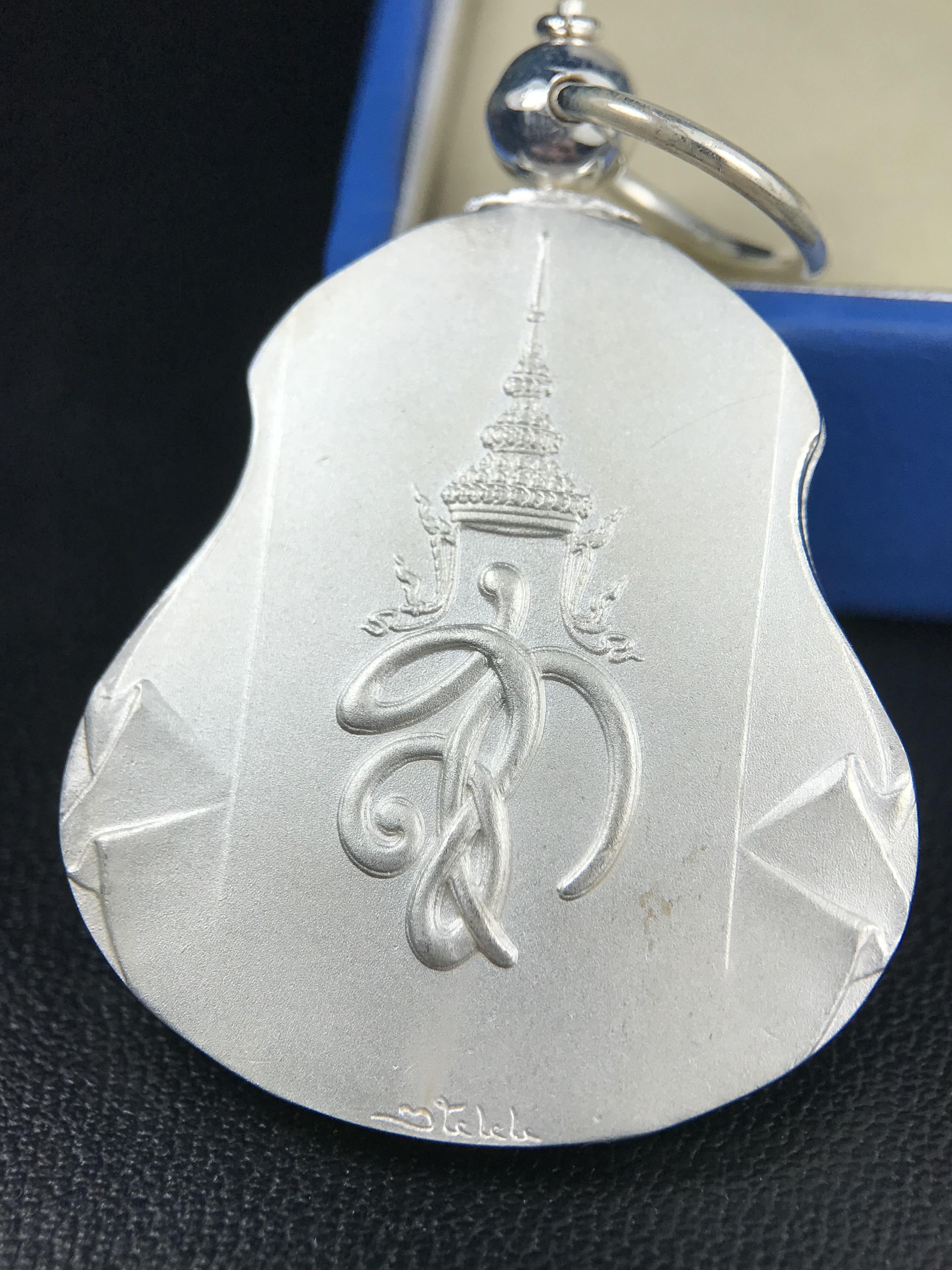 เหรียญหลวงปู่ทวด พระนามาภิไธย สก. แบบงานฉลุโบราณ(HAND MADE) ปี 2544 เนื้อเงิน(ผิวสวย) พิธีปลุกเสก ณ อุโบสถวัดช้างให้ และ พิธีมังคลาภิเษก ณ พระอุโบสถ วัดพระศรีรัตนศาสดาราม(วัดพระแก้ว) (1 ใน 2000 เหรียญ)พบเจอน้อยหายากมาก