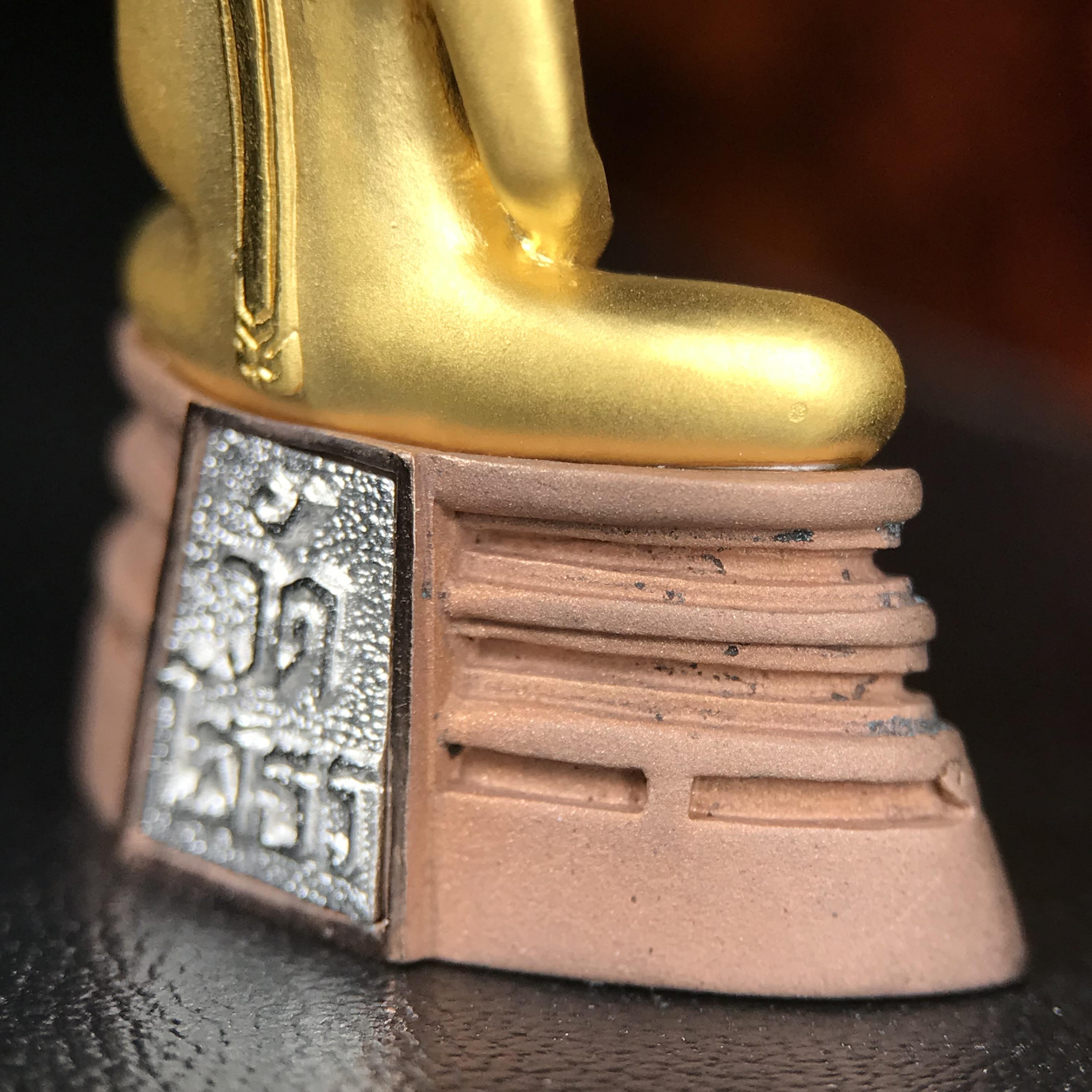 พระพุทธโสธร รุ่นสร้างอุโบสถหลังใหม่ พิธีพุทธาภิเษก ณ อุโบสถวัดโสธรวรารามวรวิหาร 18 พฤศจิกายน พ.ศ.2542 เนื้อสามกษัตริย์ องค์พระทองคำแท้ ฐานนาก ผ้าทิพย์ประดับเพชรแท้ หนักรวม 6.82g ขนาด 2.5x3.5 ซม.(องค์หมายเลข ๒๔๘)(พุธศิลป์สุดงดงาม อีกหนึ่งรุ่นยอดนิยม)หายาก