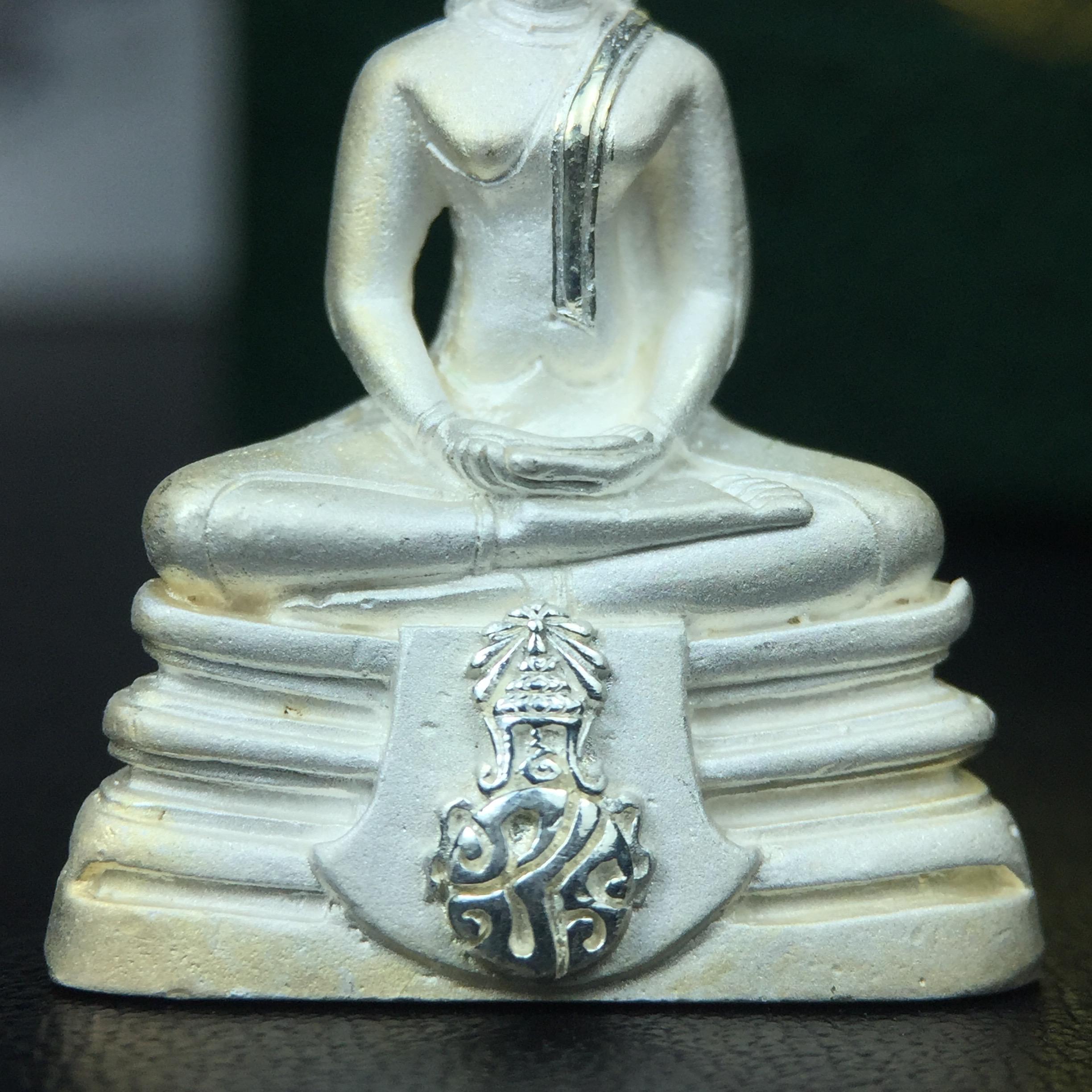 พระพุทธโสธร ภปร. รุ่นย้อนยุค สร้างพระอุโบสถ สมาคมชาวฉะเชิงเทรา จัดสร้าง ปี 2539 วโรกาสครองสิริราชสมบัติครบ 50 ปี เนื้อเงินทรายนวลขัดเงาบางส่วน พร้อมกล่องบรรจุและใบรับรองเดิม