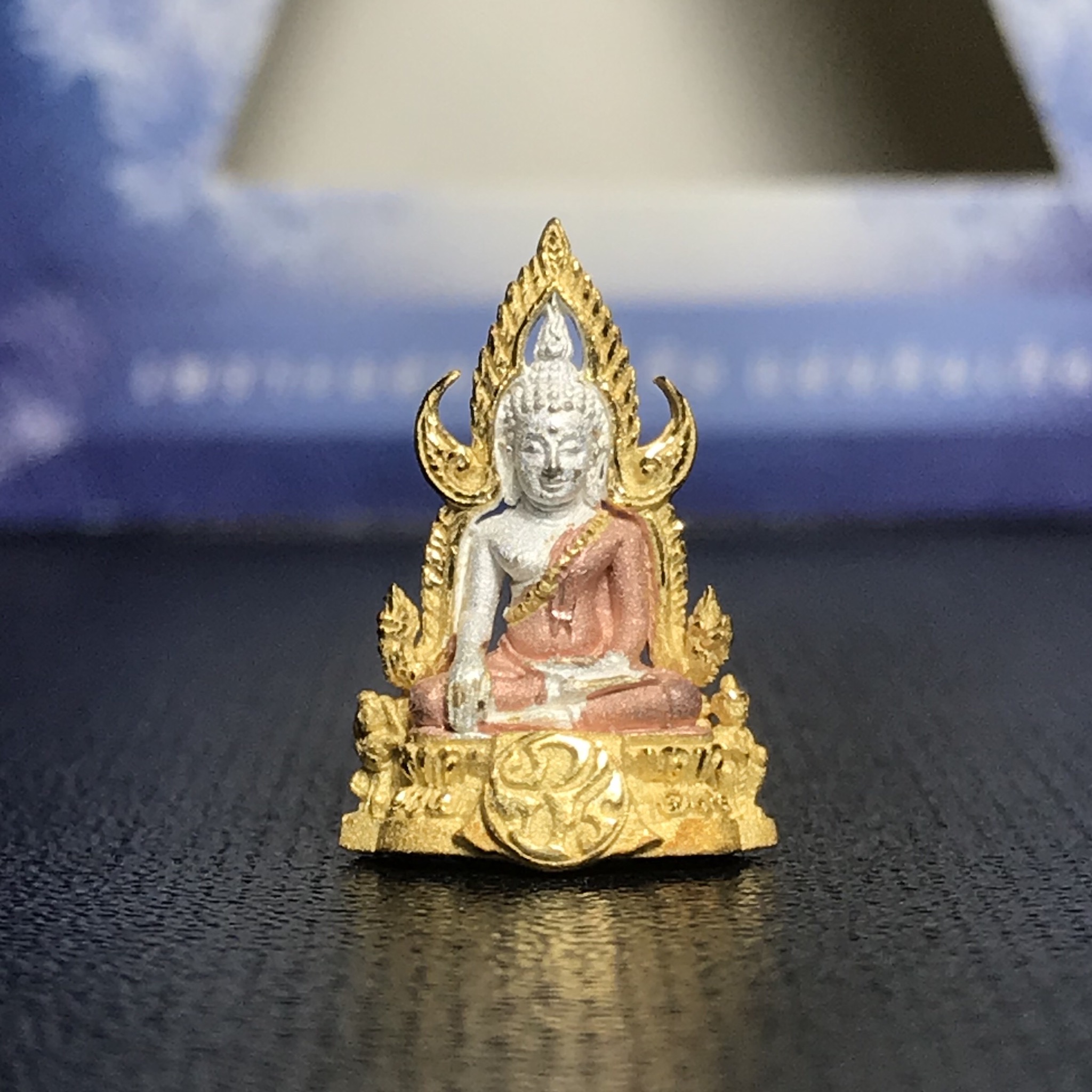 พระพุทธชินราช ภปร. โครงการ เพราะแผ่นดินนี้คือแผ่นดินเกิด เนื้อเงินชุบสามกษัตริย์ ปี2551 ขนาดหน้าตัก1/4นิ้ว (สวยงามหายาก)