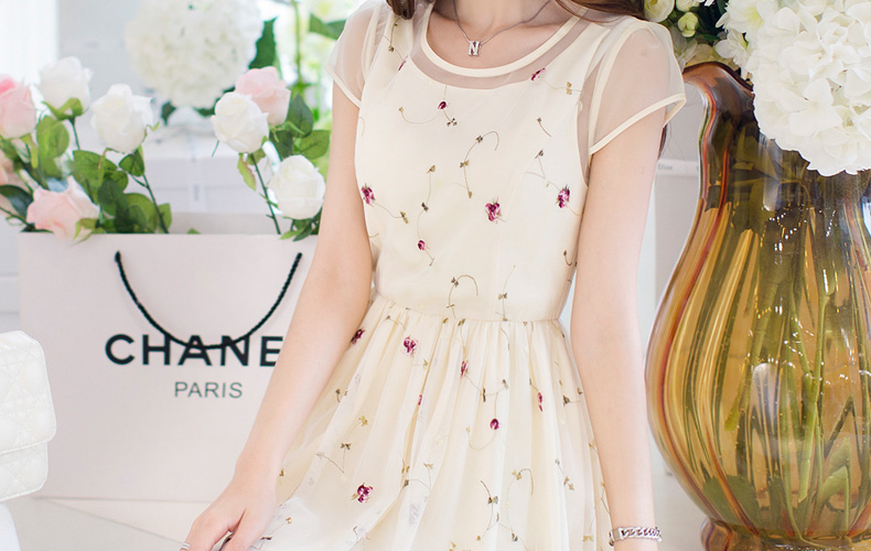 ชุดเดรสสั้นสีเหลืองครีม ผ้าโปร่งเนื้อนิ่ม ปักลายดอกกุหลาบสีชมพูอมแดง สวยหวาน