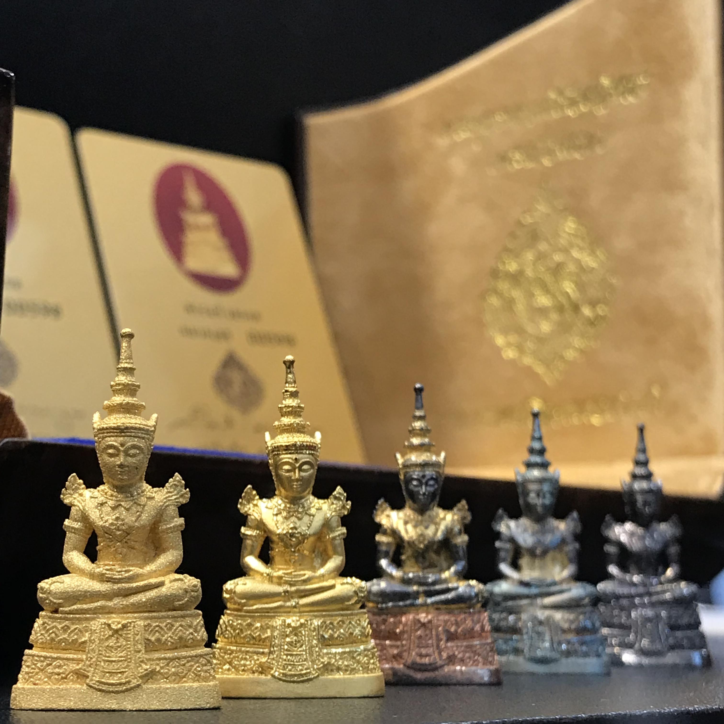 พระแก้วมรกต กรมสรรพสามิตจัดสร้างขึ้นเนื่องในโอกาสครบรอบ 64 ปีของกรมสรรพสามิต และเนื่องในวโรกาสที่พระบาทสมเด็จพระเจ้าอยู่หัวทรงครองราชย์ครบ 50 ปีในปีกาญจนาภิเษก เมื่อ พ.ศ.2539 ชุดทองคำ(1ใน2000ชุด)