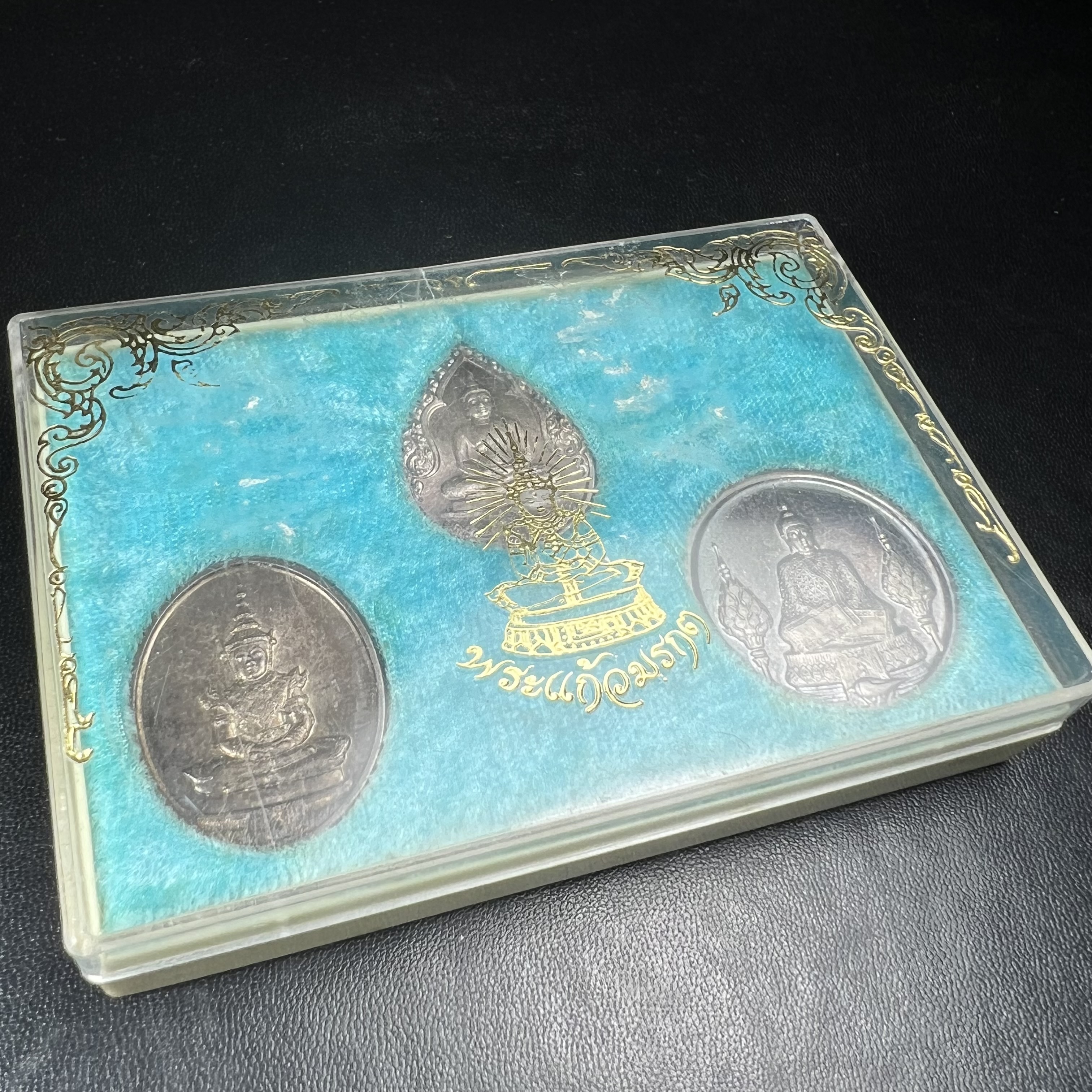 เหรียญพระแก้วมรกตหลัง ภปร. ฉลองกรุงรัตนโกสินทร์ครบ 200 ปี พ.ศ.2525 เนื้อเงิน(ผิวเดิมสวย)กล่องบรรจุเดิมครบ 3พิมพ์ ร้อน ฝน หนาว(บล็อกแรกไม่มีพระราชศรัธานิยม)(ในหลวงรัชกาลที่9 เสด็จในพิธี)พระคู่บ้านคู่เมือง...พระดี...พิธีใหญ่(บล็อกแรกครบชุด ผิวเดิม หายาก)