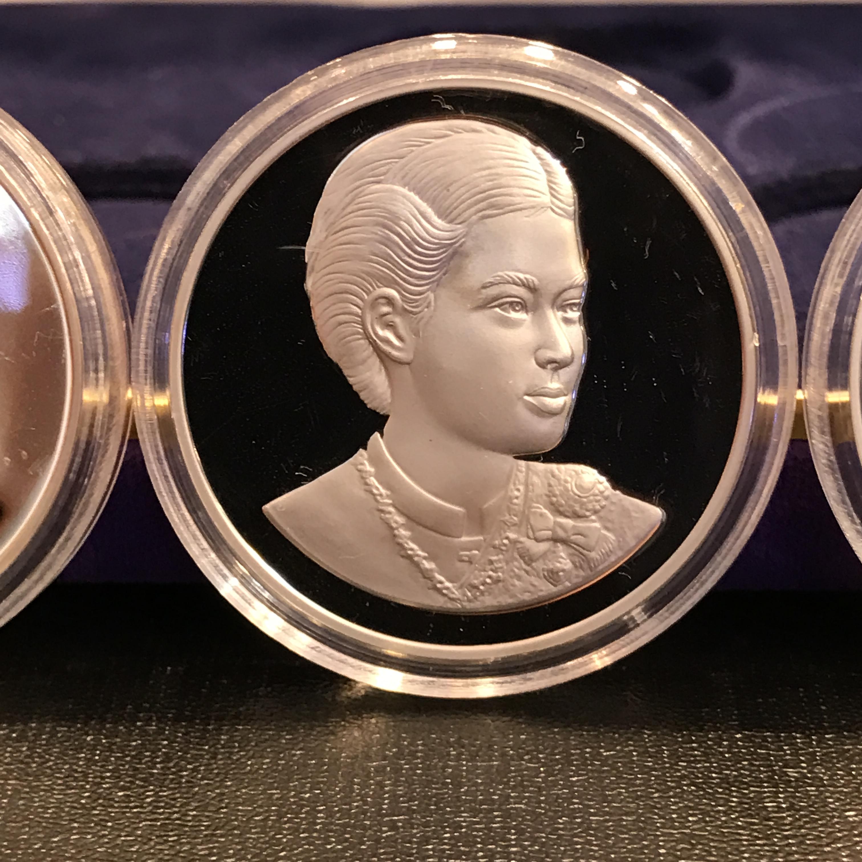 เหรียญที่ระลึกเทิดพระเกียรติสมเด็จพระเทพรัตนราชสุดาฯ สยามบรมราชกุมารี องค์อุปถัมภ์ดนตรีไทย เนื่องในวโรกาสทรงเจริญพระชนมายุ 36 พรรษา พ.ศ.2534(ชุด ดีด สี ตี เป่า)(1ใน1005ชุด)(หายาก)