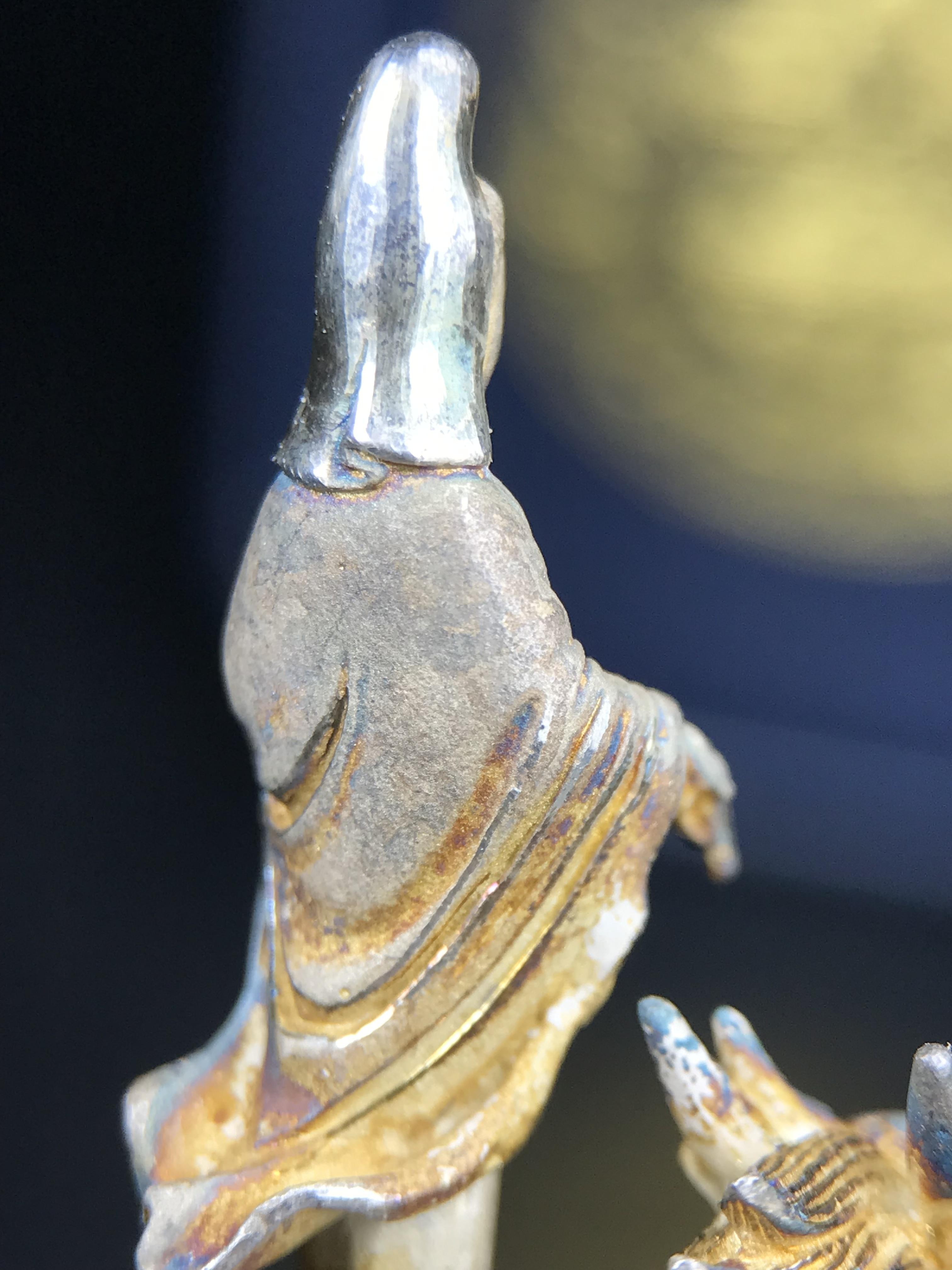 รูปหล่อลอยองค์พระโพธิสัตว์กวนอิม ทรงประทับมังกร จ.ระนอง ปี 2539 เนื้อเงิน พิมพ์ใหญ่(ผิวรุ้งไฟ)(สภาพผิวเดิมขึ้นสีรุ้งธรรมชาติสวยแบบนิยม)(เสน่ห์พระเนื้อเงินสีสันที่ธรรมชาติสรรค์สร้าง)เฉลิมฉลองในวโรกาสที่พระบาทสมเด็จพระเจ้าอยู่หัวทรงครองสิริราชสมบัติครบ50ปี