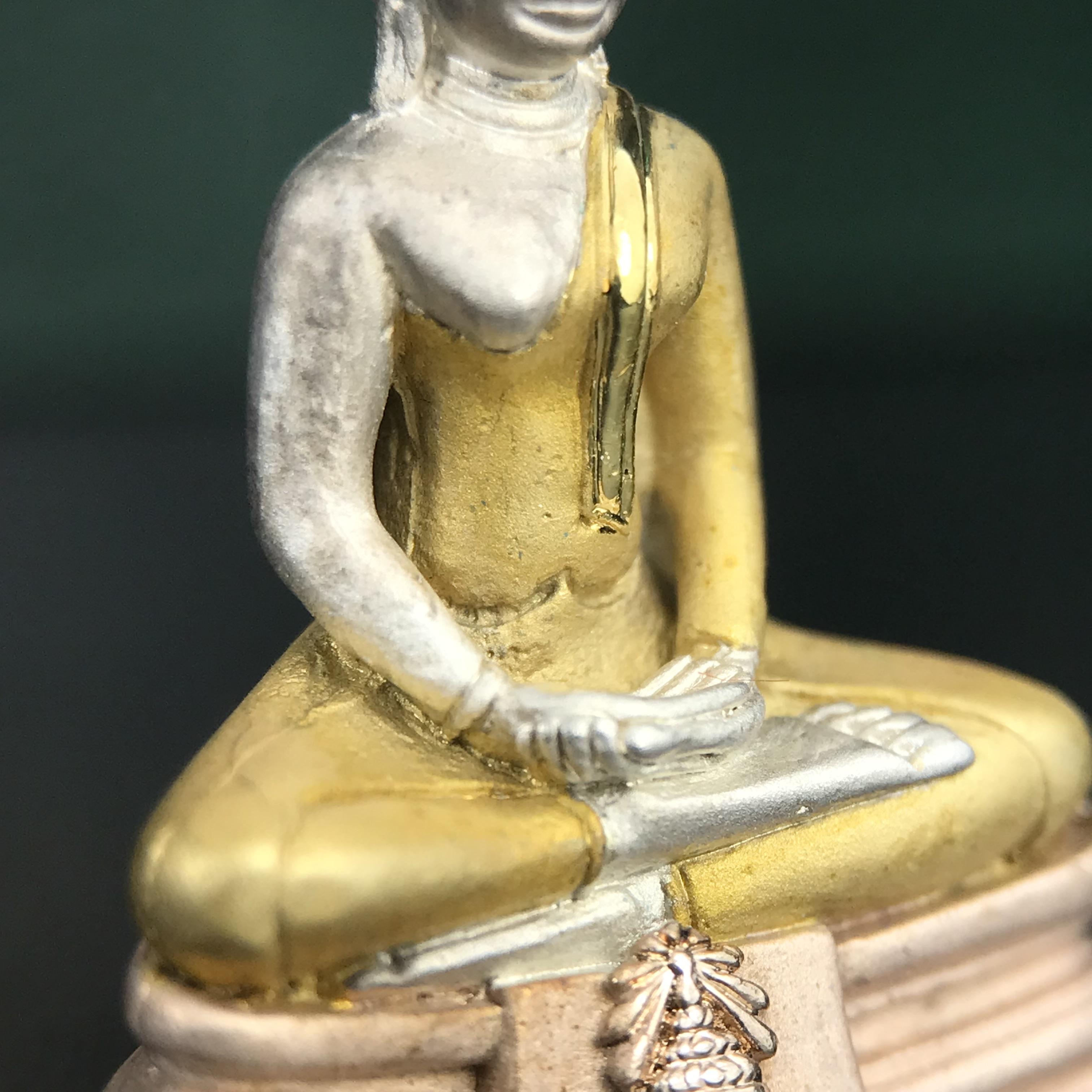 พระพุทธโสธร ภปร. รุ่นย้อนยุค สร้างพระอุโบสถ สมาคมชาวฉะเชิงเทรา จัดสร้าง ปี 2539 วโรกาสครองสิริราชสมบัติครบ 50 ปี เนื้อเงินชุบสามกษัตริย์ทรายนวลขัดเงาบางส่วน(สภาพผิวเดิม เก่าเก็บอย่าดี สวยมาก แบบนี้หายาก) พร้อมกล่องบรรจุและใบรับรองเดิมครบสมบูรณ์