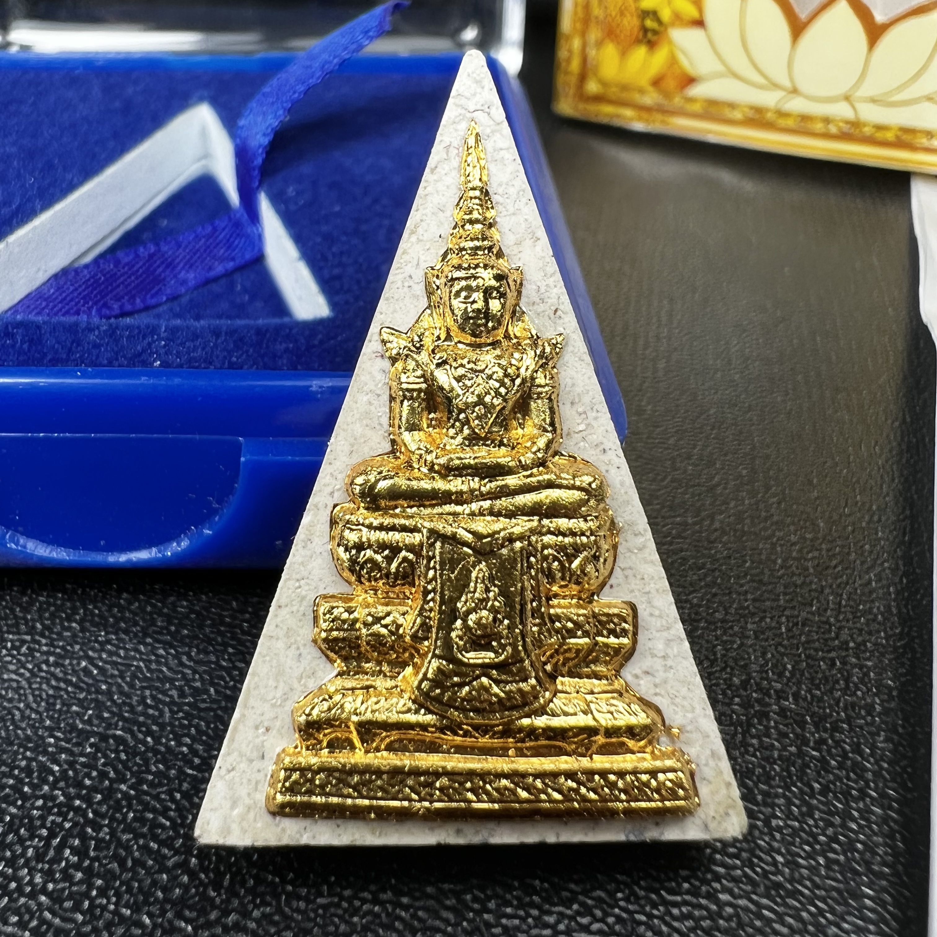 พระแก้วมรกต(จำลอง)ทรงเครื่องฤดูร้อน พระผงบูชา ด้านหน้าปิดทอง ด้านหลังตราสัญลักษณ์ฉลองสิริราชสมบัติครบ 60ปี เนื้อเงิน(รุ่นนี้ได้พระราชทานเส้นพระเจ้า(เส้นผม)รัชกาลที่9ในการจัดสร้าง)