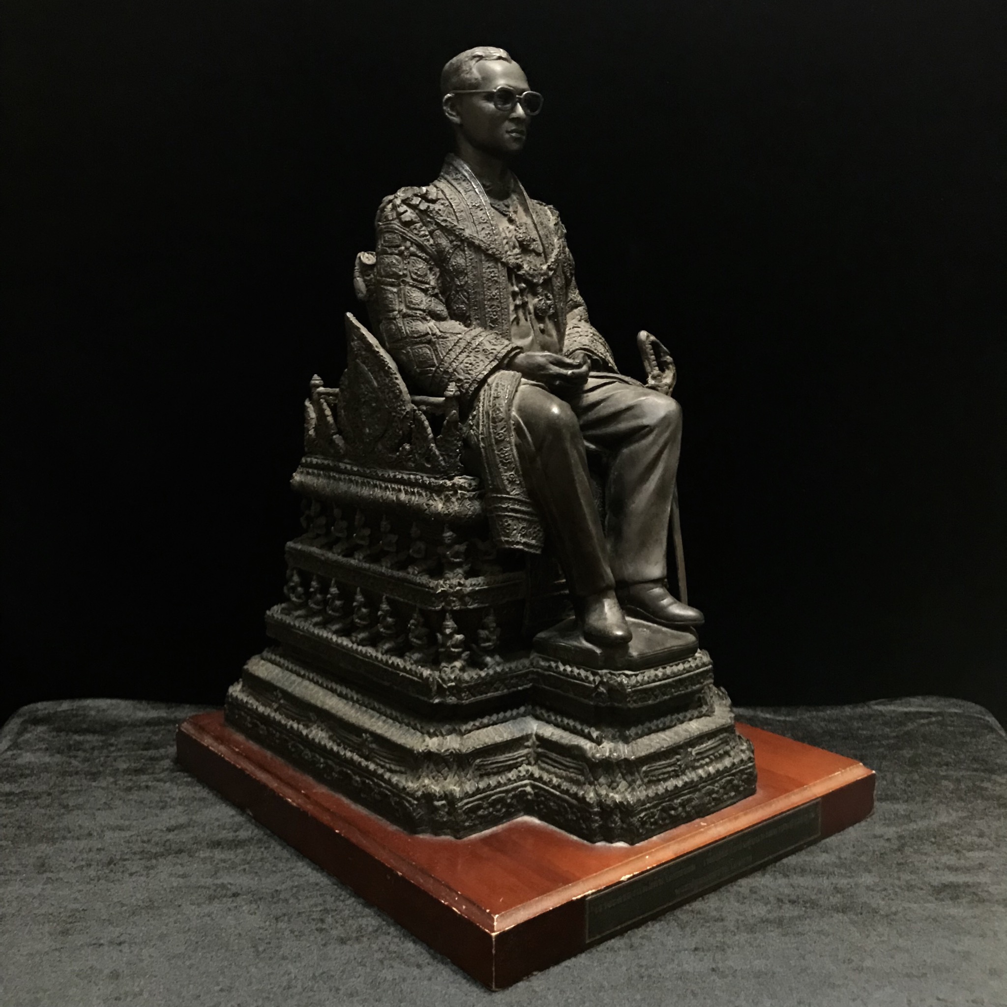 พระบรมรูปพระบาทสมเด็จพระเจ้าอยู่หัวรัชกาลที่9(นั่งบัลลังก์) กระทรวงมหาดไทยจัดสร้าง ปี2539(นิยม)