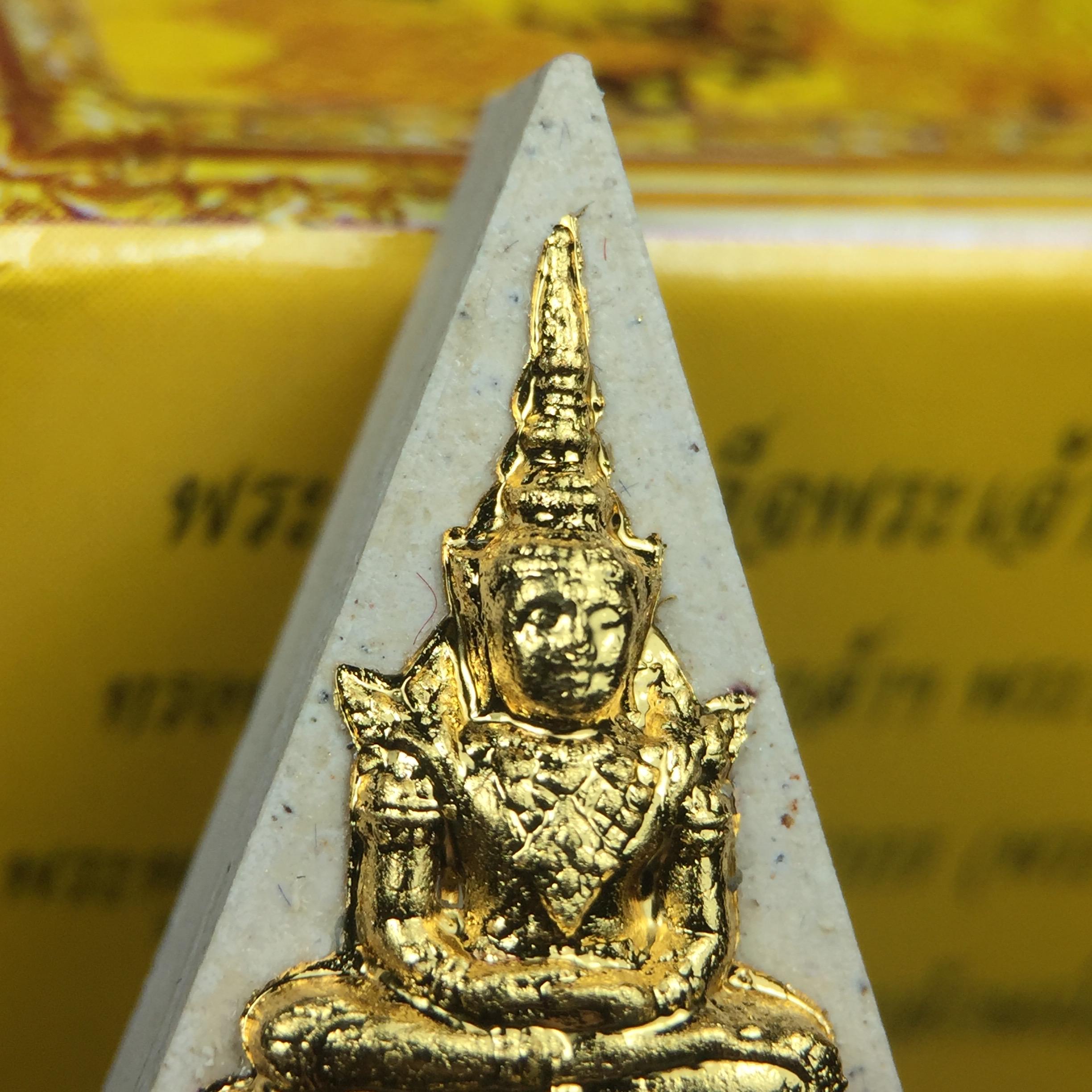 พระแก้วมรกต(จำลอง)ทรงเครื่องฤดูร้อน พระผงบูชา ด้านหน้าปิดทอง ด้านหลังตราสัญลักษณ์ฉลองสิริราชสมบัติครบ 60ปี เนื้อเงินขึ้นสีรุ้งธรรมชาติสร้างสรรค์งดงาม(รุ่นนี้ได้พระราชทานเส้นพระเจ้า(เส้นผม)รัชกาลที่9ในการจัดสร้าง)